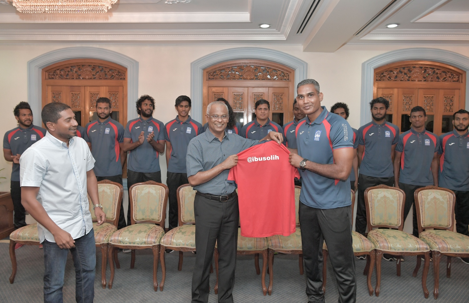 މާލެ: ޖުލައި 3، 2019: ކުރިޔަށް އޮތް އިންޑިއަން އޯޝަންސް އައިލެންޑް ގޭމްސް (އައި.އޯ.އައި.ޖީ) އަށް ތައްޔާރުވުމުގެ ގޮތުން، އިތުރު ތަމްރީނު ހޯދުމަށް ސާބިއާއަށް ދަތުރުކުރުމަށް ހަމަޖެހިފައިވާ ގައުމީ ވޮލީ ޓީމުގެ މެންބަރުންނާ ރައީސް އިބްރާހިމް މުހައްމަދު ސޯލިހު ބައްދަލު ކުރެއްވުމަށް މުލީއާގޭގައި ބޭއްވި ހަފުލާގައި ރައީސް އަށް ޖާޒީއެއް ހަދިޔާ ކުރަނީ.-- ފޮޓޯ: ރައީސް އޮފީސް