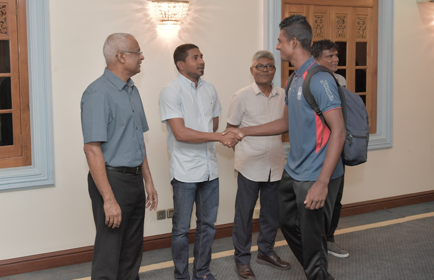 މާލެ: ޖުލައި 3، 2019: ކުރިޔަށް އޮތް އިންޑިއަން އޯޝަންސް އައިލެންޑް ގޭމްސް (އައި.އޯ.އައި.ޖީ) އަށް ތައްޔާރުވުމުގެ ގޮތުން، އިތުރު ތަމްރީނު ހޯދުމަށް ސާބިއާއަށް ދަތުރުކުރުމަށް ހަމަޖެހިފައިވާ ގައުމީ ވޮލީ ޓީމުގެ މެންބަރުންނާ ރައީސް އިބްރާހިމް މުހައްމަދު ސޯލިހު ބައްދަލު ކުރެއްވުމަށް މުލީއާގޭގައި ބޭއްވި ހަފުލާގައި ކުޅުންތެރިއަކު ޔޫތު މިނިސްޓަރު އަހުމަދު މަހުލޫފް އާ ސަލާމް ކުރަނީ.-- ފޮޓޯ: ރައީސް އޮފީސް