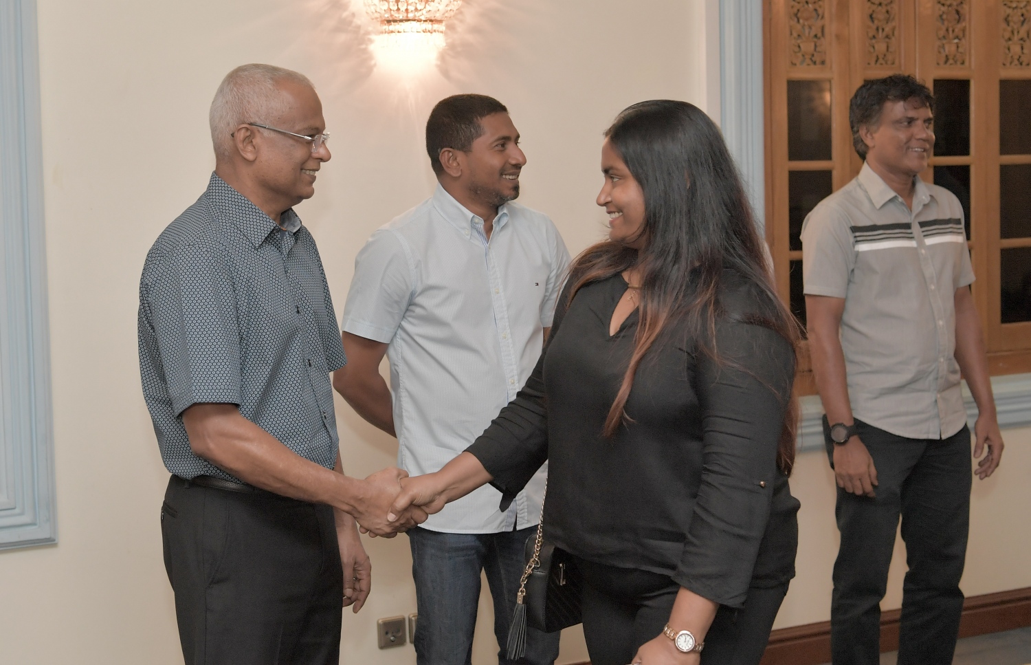 މާލެ: ޖުލައި 3، 2019: ކުރިޔަށް އޮތް އިންޑިއަން އޯޝަންސް އައިލެންޑް ގޭމްސް (އައި.އޯ.އައި.ޖީ) އަށް ތައްޔާރުވުމުގެ ގޮތުން، އިތުރު ތަމްރީނު ހޯދުމަށް ސާބިއާއަށް ދަތުރުކުރުމަށް ހަމަޖެހިފައިވާ ގައުމީ ވޮލީ ޓީމުގެ މެންބަރުންނާ ރައީސް އިބްރާހިމް މުހައްމަދު ސޯލިހު ބައްދަލު ކުރެއްވުމަށް މުލީއާގޭގައި ބޭއްވި ހަފުލާގައި ޔޫތު މިނިސްޓްރީގެ މުވައްޒިފަކާ ރައީސް ސަލާމް ކުރައްވަނީ.-- ފޮޓޯ: ރައީސް އޮފީސް