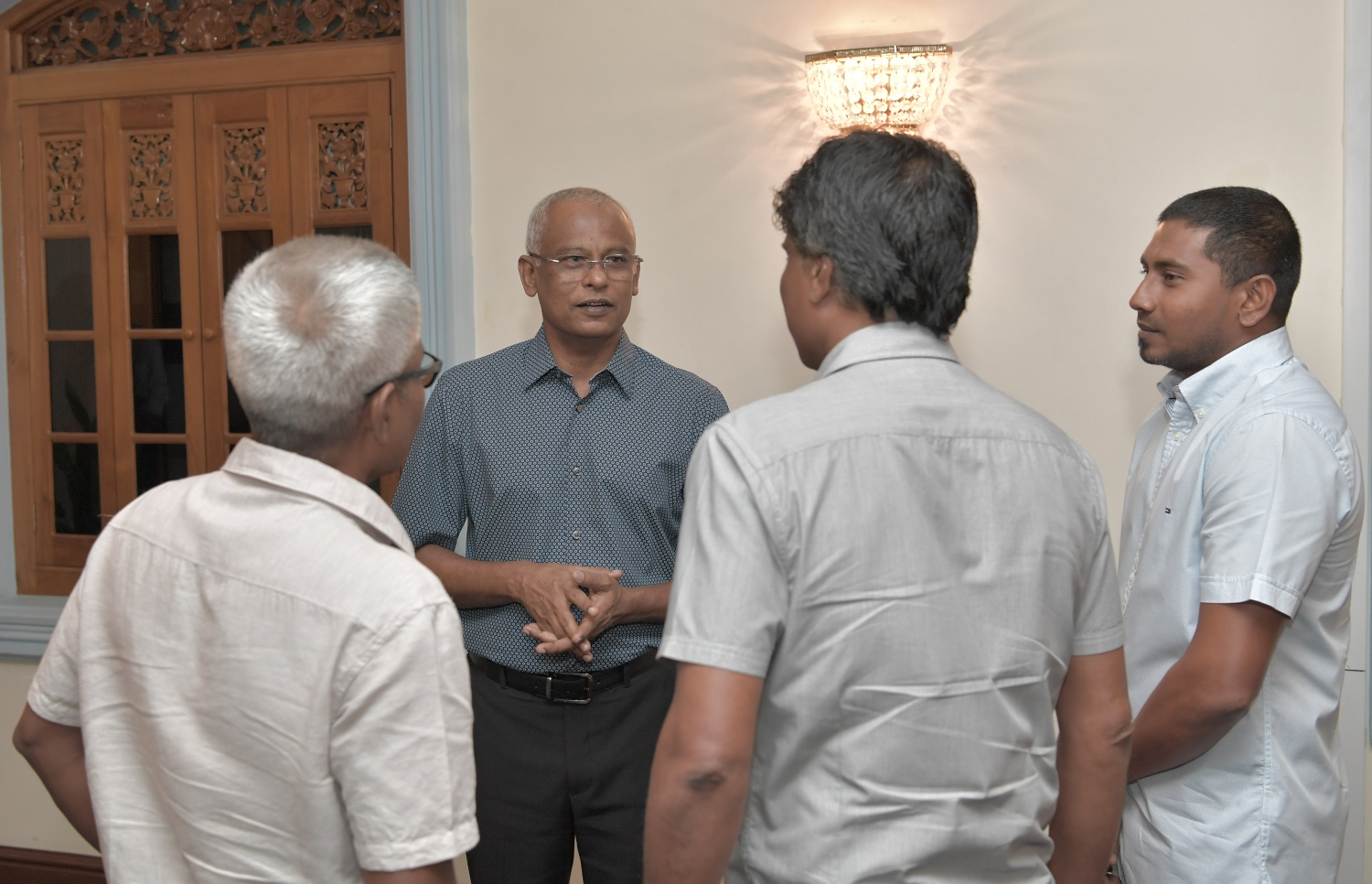 މާލެ: ޖުލައި 3، 2019: ކުރިޔަށް އޮތް އިންޑިއަން އޯޝަންސް އައިލެންޑް ގޭމްސް (އައި.އޯ.އައި.ޖީ) އަށް ތައްޔާރުވުމުގެ ގޮތުން، އިތުރު ތަމްރީނު ހޯދުމަށް ސާބިއާއަށް ދަތުރުކުރުމަށް ހަމަޖެހިފައިވާ ގައުމީ ވޮލީ ޓީމުގެ މެންބަރުންނާ ރައީސް އިބްރާހިމް މުހައްމަދު ސޯލިހު ބައްދަލު ކުރެއްވުމަށް މުލީއާގޭގައި ބޭއްވި ހަފުލާގައި ރައީސް އަދި ޔޫތު މިނިސްޓަރު އަހުމަދު މަހުލޫފު ބައިވެރިވެ ވަޑައިގަންނަވަނީ.-- ފޮޓޯ: ރައީސް އޮފީސް