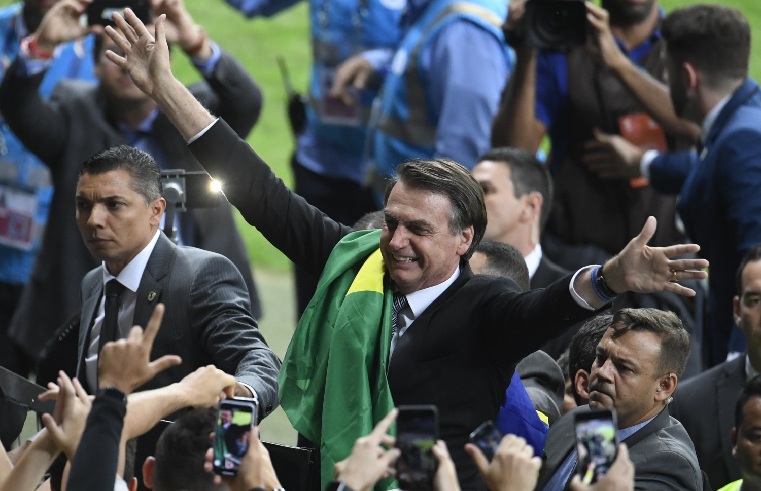 ބްރެޒިލްގެ ރައީސް ބޮލްސޮނާރޯ އާޖެންޓީނާއާ ދެކޮޅަށް ކުޅުނު މެޗުގެ ހާފް ޓައިމްގައި ސަޕޯޓަރުންނާ އެކު.-- ފޮޓޯ: އޭއެފްޕީ