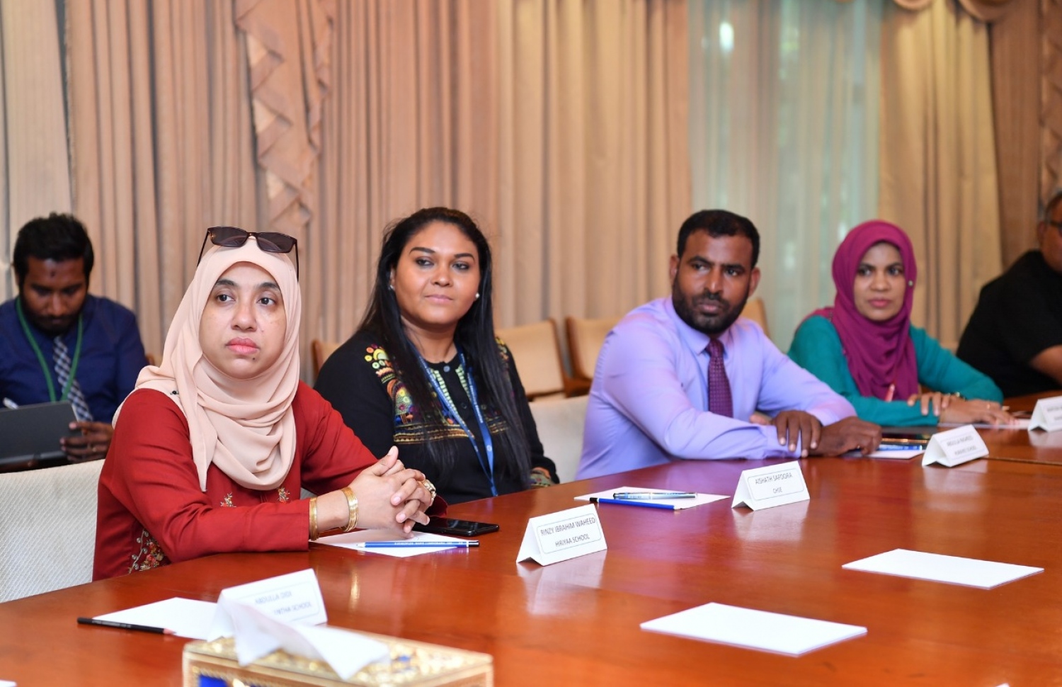 ނައިބު ރައީސް ފައިސަލް ނަސީމާއެކު ބޭއްވި ބައްދަލުވުމުގައި ހިރިޔާ ސްކޫލުގެ ޕްރިންސިޕަލް ރިންޒީ (ވ) އަދި ސީއެޗްއެސްއީގެ ޕްރިންސިޕަލް ސޮފޫރާ ބައިވެރިވެވަޑައިގަންނަވަނީ.-- ފޮޓޯ: ރައީސް އޮފީސް