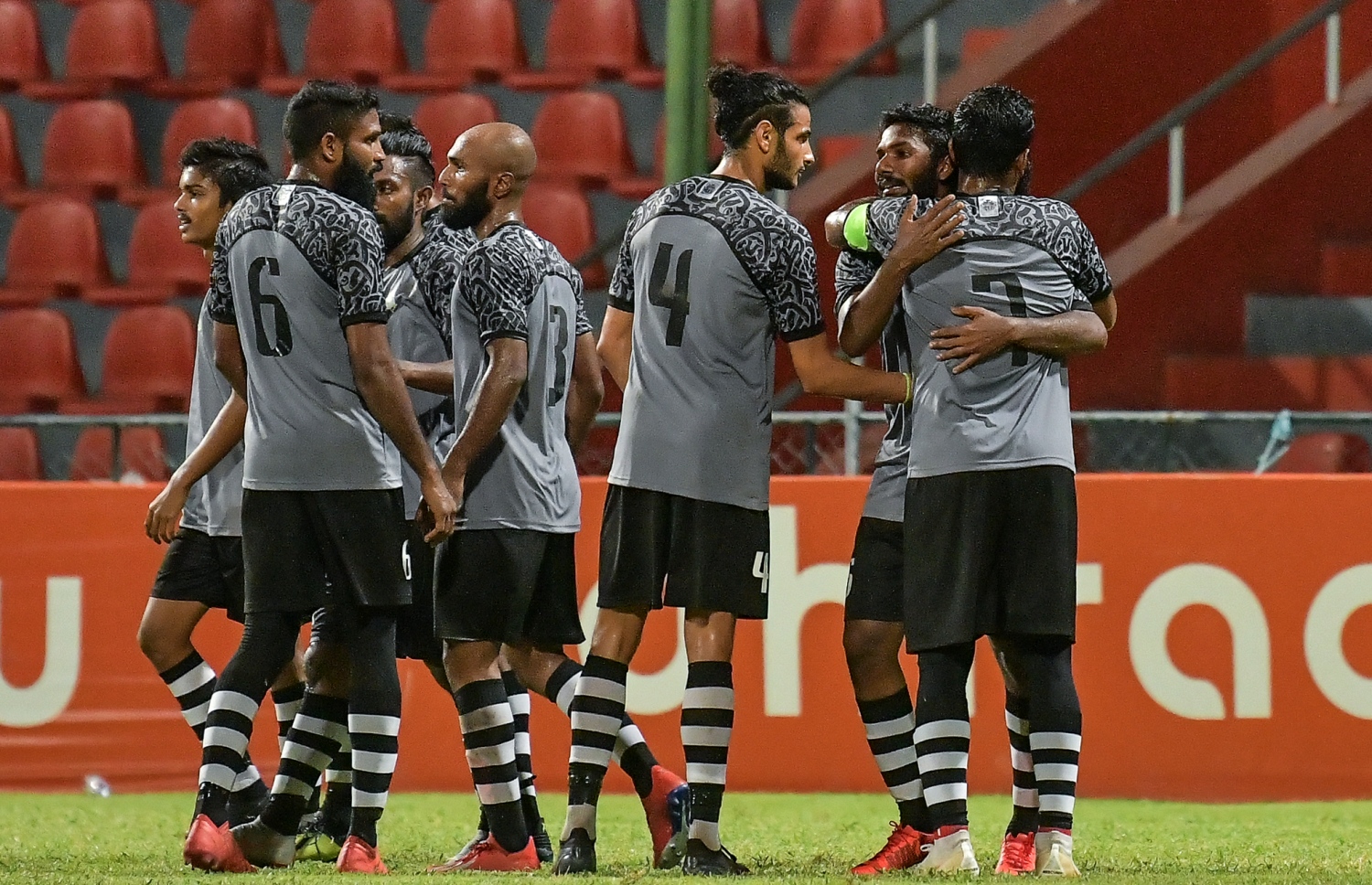 ލަނޑު ޖެހުމަށް ފަހު ގްރީން ސްޓްރީޓްސްގެ ކުޅުންތެރިން އުފާފާޅުކުރަނީ.-- ފޮޓޯ: ނިޝާން އަލީ/ މިހާރު