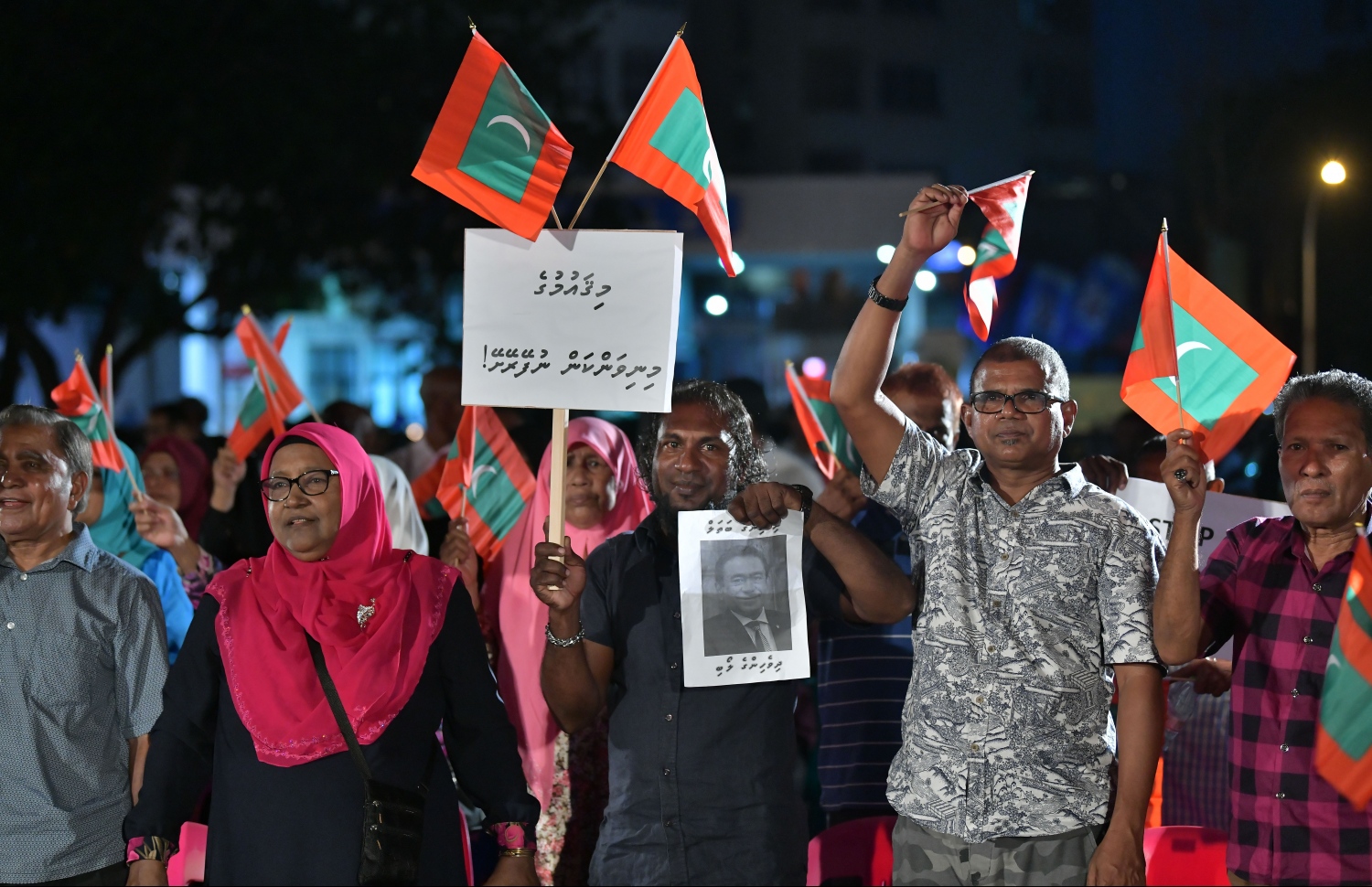 މާލެ: ޖުލައި 5، 2019- ވެރިކަން ގެއްލުނު ފަހުން ސަރުކާރާ ދެކޮޅަށް ޕީޕީއެމް/ޕީއެންސީގެ އިދިކޮޅު ކޯލިޝަނުން އިންތިޒާމުކޮށްގެން ކާނިވާ ސަރަހައްދުގައި ބޭއްވި ފުރަތަމަ ޖަލްސާގެ ތެރެއިން.---ފޮޓޯ: ހުސައިން ވަހީދު/ މިހާރު