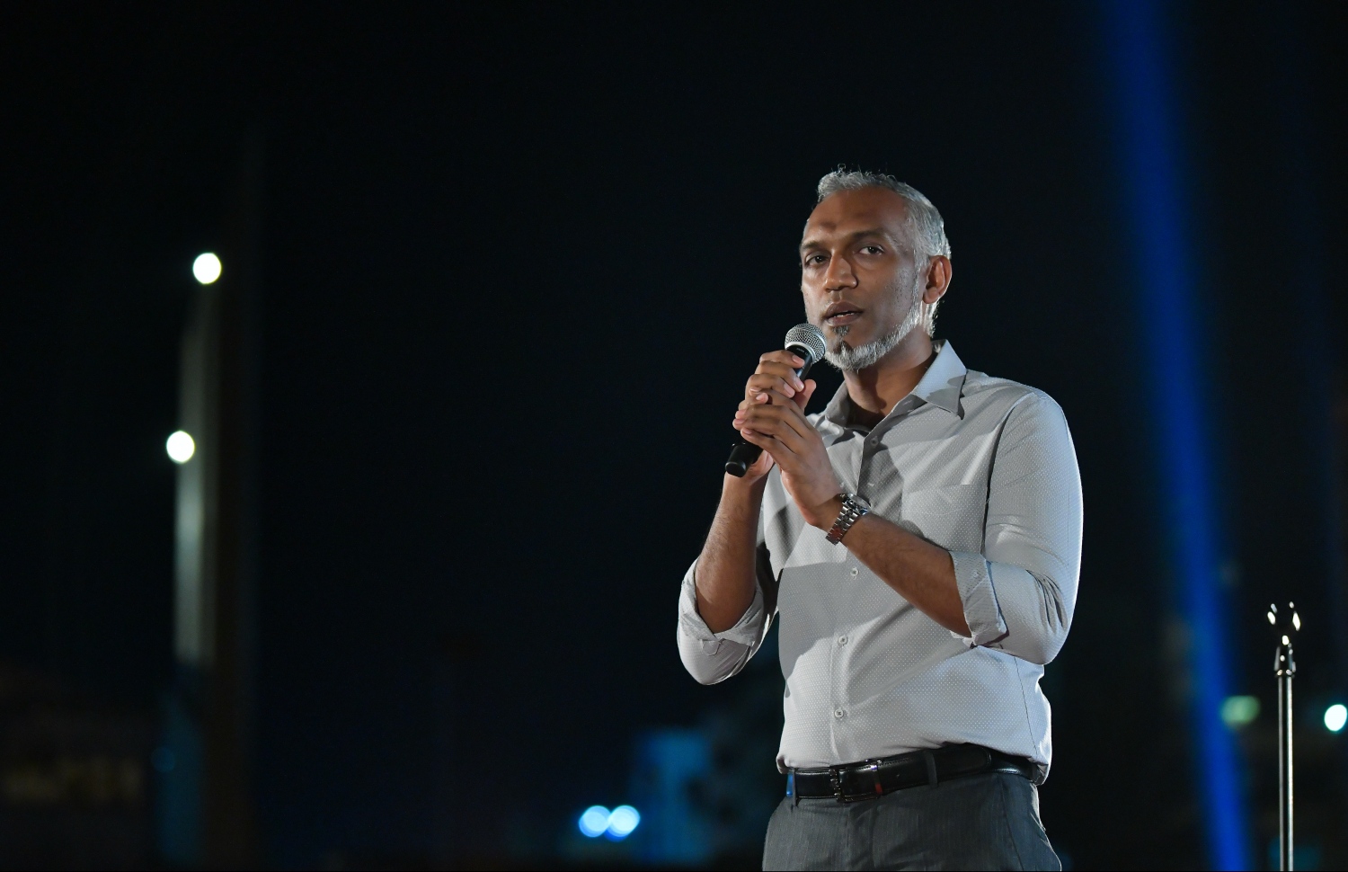 މާލެ: ޖުލައި 5، 2019- ވެރިކަން ގެއްލުނު ފަހުން ސަރުކާރާ ދެކޮޅަށް ޕީޕީއެމް/ޕީއެންސީގެ އިދިކޮޅު ކޯލިޝަނުން އިންތިޒާމުކޮށްގެން ކާނިވާ ސަރަހައްދުގައި ބޭއްވި ފުރަތަމަ ޖަލްސާގައި ކުރީގެ ހައުސިން މިނިސްޓަރު މުއިއްޒު ވާހަކަދައްކަވަނީ.---ފޮޓޯ: ހުސައިން ވަހީދު/ މިހާރު