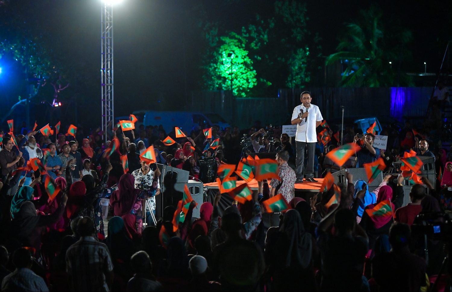 މާލެ: ޖުލައި 5، 2019- ވެރިކަން ގެއްލުނު ފަހުން ސަރުކާރާ ދެކޮޅަށް ޕީޕީއެމް/ޕީއެންސީގެ އިދިކޮޅު ކޯލިޝަނުން އިންތިޒާމުކޮށްގެން ކާނިވާ ސަރަހައްދުގައި ބޭއްވި ފުރަތަމަ ޖަލްސާގައި އިދިކޮޅު ލީޑަރު އަދި ކުރީގެ ރައީސް އަބްދުﷲ ޔާމީން ވާހަކަދައްކަވަނީ.---ފޮޓޯ: ހުސައިން ވަހީދު/ މިހާރު