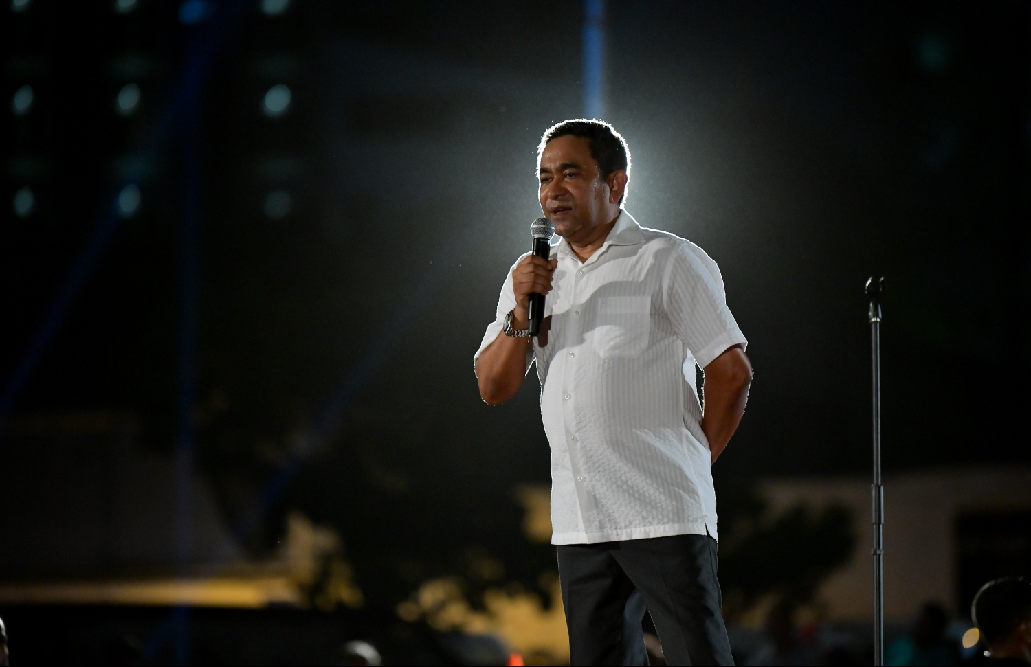 މާލެ: ޖުލައި 5، 2019- ވެރިކަން ގެއްލުނު ފަހުން ސަރުކާރާ ދެކޮޅަށް ޕީޕީއެމް/ޕީއެންސީގެ އިދިކޮޅު ކޯލިޝަނުން އިންތިޒާމުކޮށްގެން ކާނިވާ ސަރަހައްދުގައި ބޭއްވި ފުރަތަމަ ޖަލްސާގައި އިދިކޮޅު ލީޑަރު އަދި ކުރީގެ ރައީސް އަބްދުﷲ ޔާމީން ވާހަކަދައްކަވަނީ.---ފޮޓޯ: ހުސައިން ވަހީދު/ މިހާރު