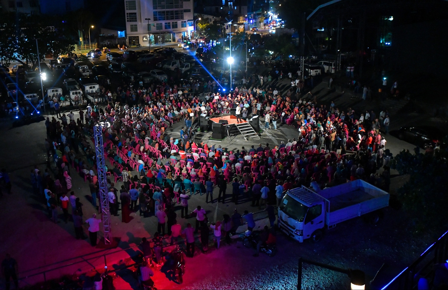 މާލެ: ޖުލައި 5، 2019- ވެރިކަން ގެއްލުނު ފަހުން ސަރުކާރާ ދެކޮޅަށް ޕީޕީއެމް/ޕީއެންސީގެ އިދިކޮޅު ކޯލިޝަނުން އިންތިޒާމުކޮށްގެން ކާނިވާ ސަރަހައްދުގައި ބޭއްވި ފުރަތަމަ ޖަލްސާގެ ތެރެއިން.---ފޮޓޯ: ހުސައިން ވަހީދު/ މިހާރު