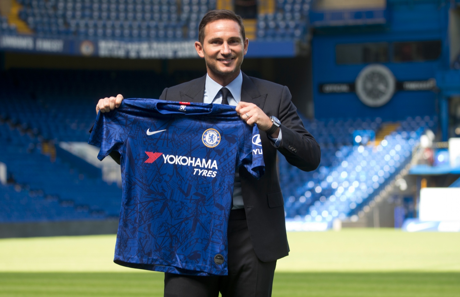 ޗެލްސީއާ އެކު ސޮއިކުރުމަށް ފަހު ލަމްޕާޑް ޖޯޒީ ދައްކާލަނީ.-- ފޮޓޯ: އޭއެފްޕީ