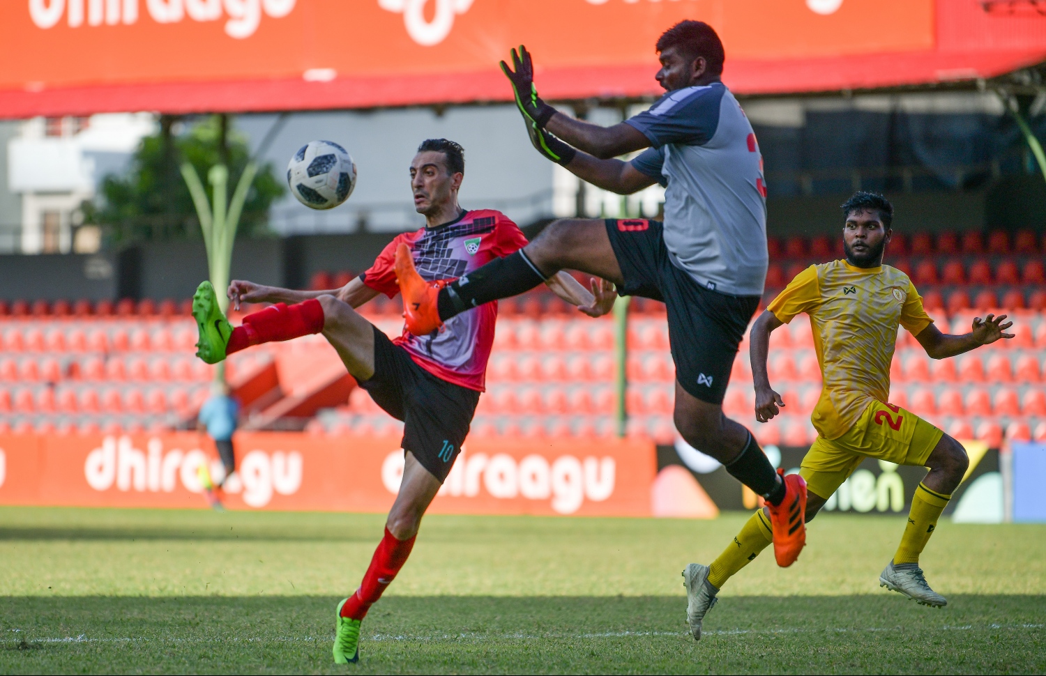 ފޯކައިދޫގެ ސެޑިކް (ވ) ޖަހާ ބޯޅަ ކީޕަރު ރަމީޒް ހުއްޓުވަނީ.-- ފޮޓޯ: ހުސެއިން ވަހީދު/ މިހާރު