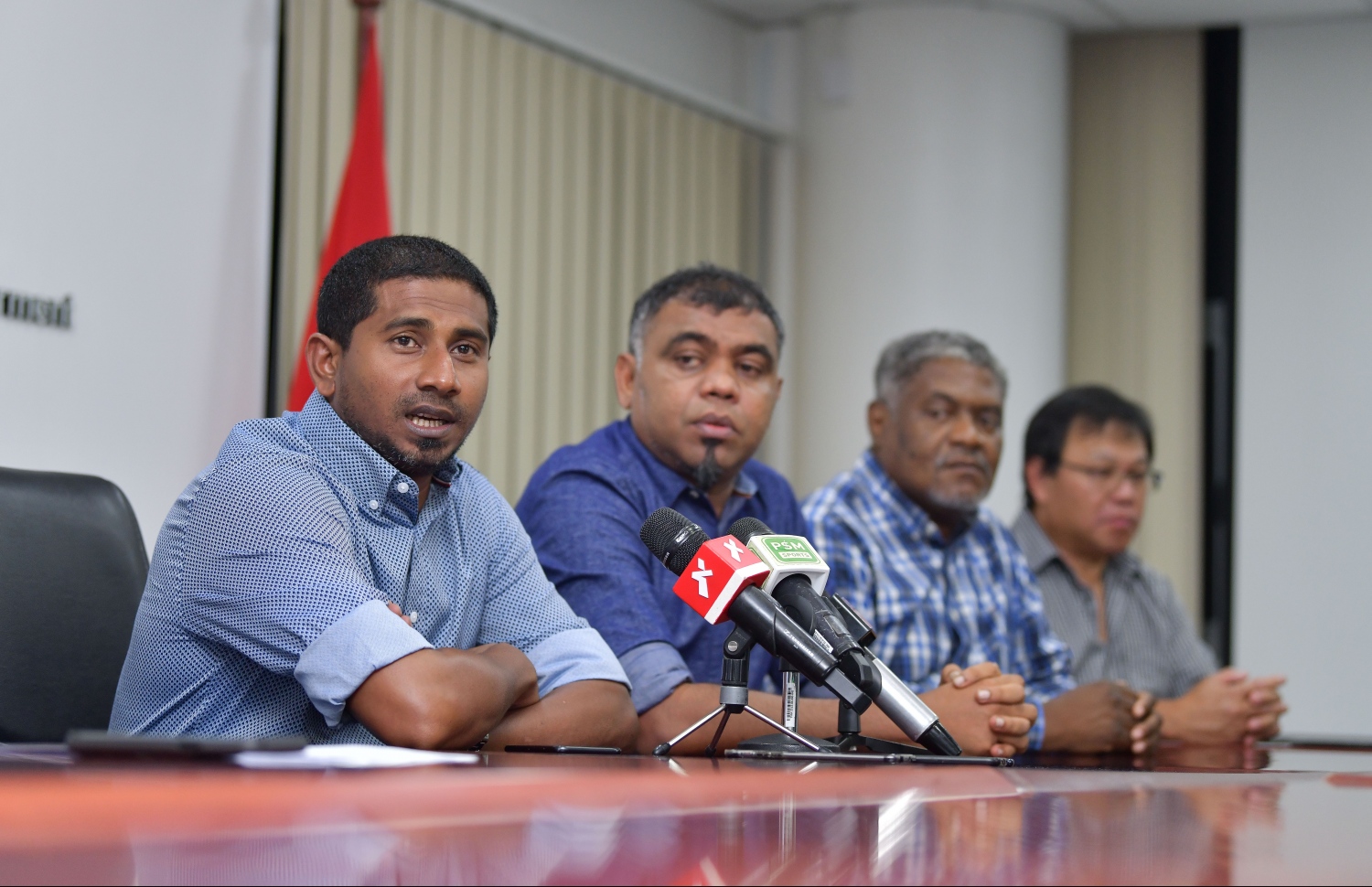 މިދިޔަ އަހަރު އައިއޯއައިޖީގެ ޑެލިގޭޝަނާ އެކު ބޭއްވި ނޫސްވެރިންގެ ބައްދަލުވުމުގެ ތެރެއިން ސްޕޯޓްސް މިނިސްޓަރު މަހުލޫފް ވާހަކަ ދައްކަވަނީ.-- ފޮޓޯ: ހުސެއިން ވަހީދު/ މިހާރު