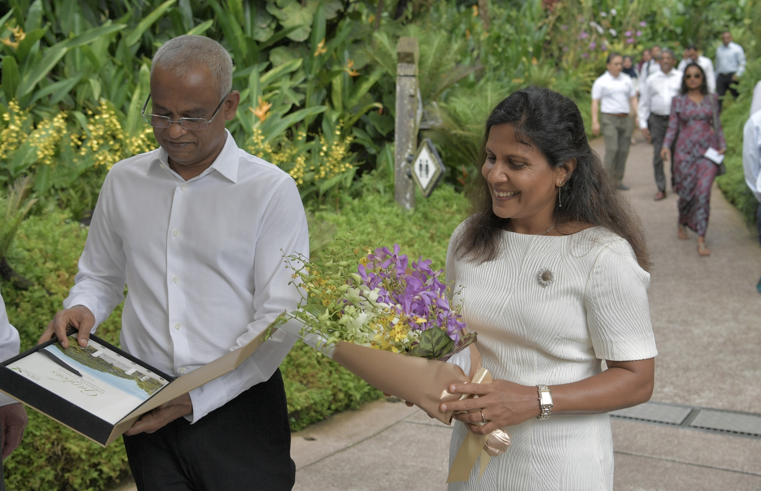 ސިންގަޕޫރުގެ ނެޝަނަލް އޯކިޑް ގާޑްން އަށް ރައީސްގެ ދެކަނބަލުން ވަޑައިގަތުމުން މަރުހަބާ ދަންނަވަނީ. --ފޮޓޯ: ރައީސް އޮފީސް