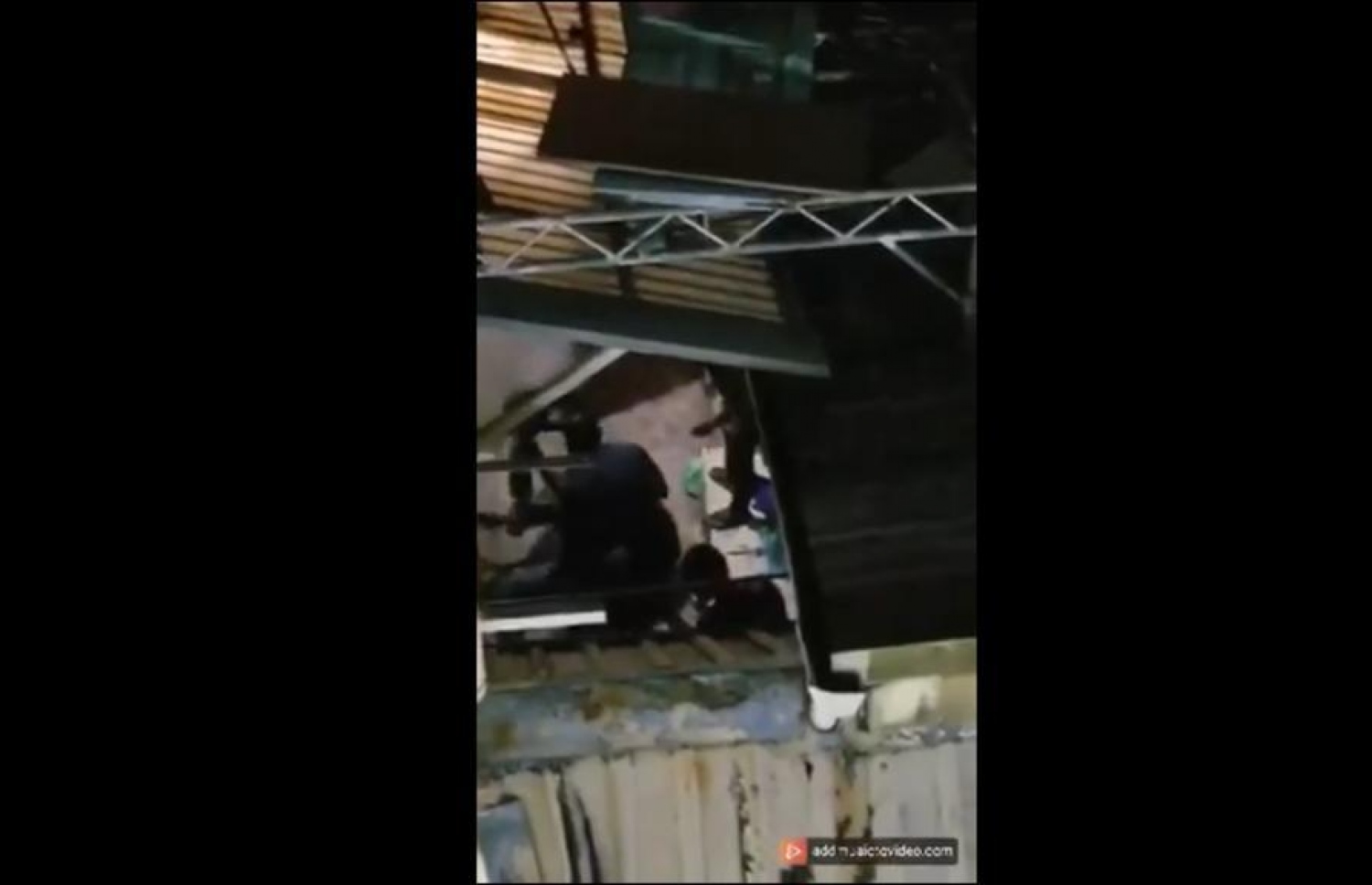 ފުލުހުން މީހަކަށް އަނިޔާ ކުރަނިކޮށް ނަގާފައިވާ ވީޑިއޯގެ ސްކްރީން ޝޮޓެއް--