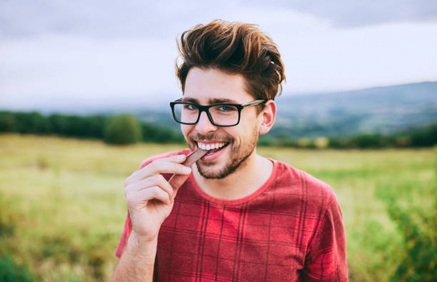 މީހަކު ޗޮކްލެޓް ކަނީ.