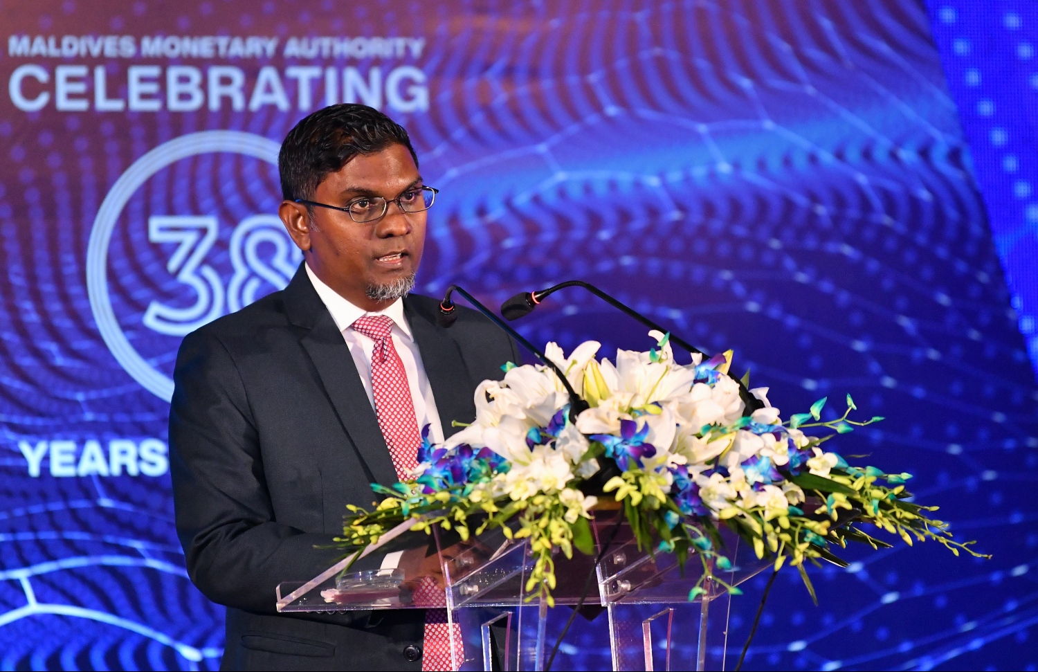 މާލެ: ޖުލައި 7، 2019- އެމްއެމްއޭ އަށް 38 އަހަރު ފުރުން ފާހަގަކުރުމުގެ ގޮތުން ދަރުބާރުގޭގައި ބޭއްވި ރަސްމިއްޔާތުގައި ގަވަރުނަރު އަހުމަދު ނަސީރު ވާހަކަދައްކަވަނީ.---ފޮޓޯ: ހުސައިން ވަހީދު/ މިހާރު