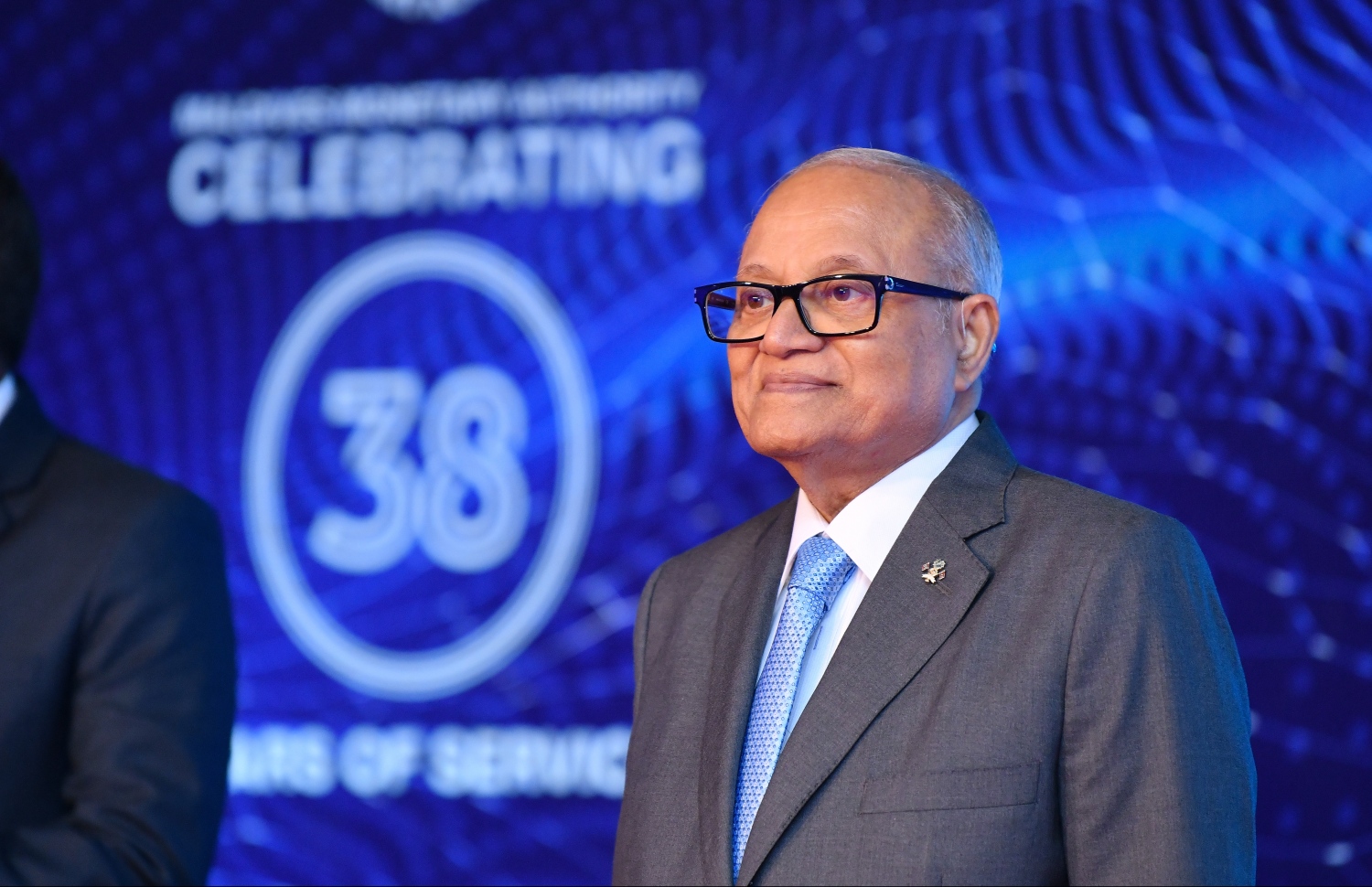 މާލެ: ޖުލައި 7، 2019- އެމްއެމްއޭ އަށް 38 އަހަރު ފުރުން ފާހަގަކުރުމުގެ ގޮތުން ދަރުބާރުގޭގައި ބޭއްވި ރަސްމިއްޔާތުގައި ކުރީގެ ރައީސް މައުމޫން ބައިވެރިވެވަޑައިގަންނަވަނީ.---ފޮޓޯ: ހުސައިން ވަހީދު/ މިހާރު