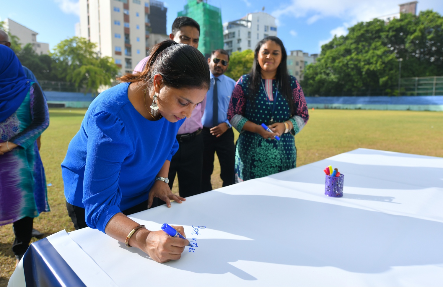 މާލެ: ޖުލައި 8، 2019- ސެންޓަ ފޯ ހަޔަ ސެކަންޑަރީ އެޑިއުކޭޝަން (ސީއެޗްއެސްއީ) އަށް 40 އަހަރު ފުރުން ފާހަގަކުރުމުގެ ގޮތުން ހެންވޭރު ދަނޑުގައި ބޭއްވި ރަސްމިއްޔާތުގައި އެޑިއުކޭޝަން މިނިސްޓަރު އައިޝަތު އަލީ ސްކޫލުގެ ހަނދާނީ ކެންވަސްގައި ސޮއި ކުރައްވަނީ.---ފޮޓޯ: ހުސައިން ވަހީދު/ މިހާރު