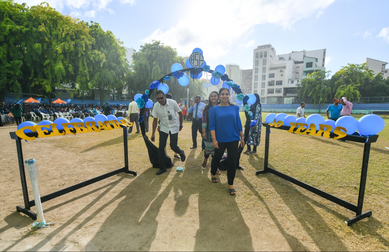 މާލެ: ޖުލައި 8، 2019- ސެންޓަ ފޯ ހަޔަ ސެކަންޑަރީ އެޑިއުކޭޝަން (ސީއެޗްއެސްއީ) އަށް 40 އަހަރު ފުރުން ފާހަގަކުރުމުގެ ގޮތުން ހެންވޭރު ދަނޑުގައި ބޭއްވި ރަސްމިއްޔާތަށްފަހު އެޑިއުކޭޝަން މިނިސްޓަރު އައިޝަތު އަލީ ވަޑައިގަންނަވަނީ.---ފޮޓޯ: ހުސައިން ވަހީދު/ މިހާރު