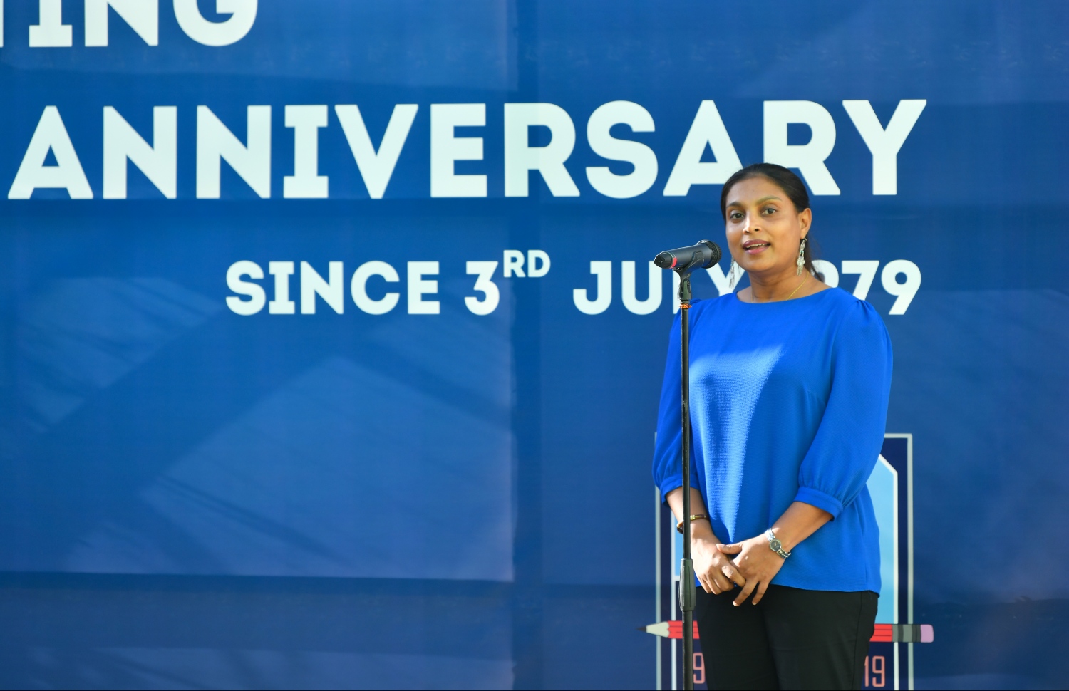 މާލެ: ޖުލައި 8، 2019- ސެންޓަ ފޯ ހަޔަ ސެކަންޑަރީ އެޑިއުކޭޝަން (ސީއެޗްއެސްއީ) އަށް 40 އަހަރު ފުރުން ފާހަގަކުރުމުގެ ގޮތުން ހެންވޭރު ދަނޑުގައި ބޭއްވި ރަސްމިއްޔާތުގައި އެޑިއުކޭޝަން މިނިސްޓަރު އައިޝަތު އަލީ ވާހަކަދައްކަވަނީ.---ފޮޓޯ: ހުސައިން ވަހީދު/ މިހާރު