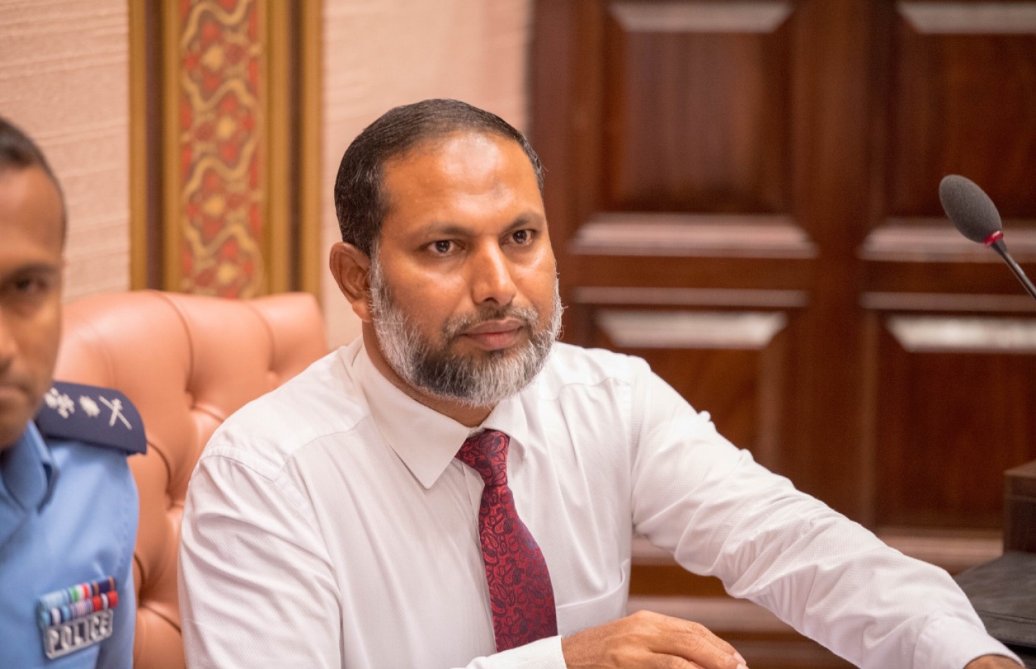 ލުތުފީއާ ގުޅޭ ގޮތުން މެމްބަރުން ކުރިމަތި ކުރެއްވި ސުވާލުތަކަށް ޖަވާބު ދެއްވަން ހޯމް މިނިސްޓަރު އިމްރާން އިއްޔެ ރައްޔިތުންގެ މަޖިލީހުގެ ތަޅުމުގައި: އުމަރުގެ ބޮލުގައި ދޮގު އިލްޒާމް އެޅުވި ކަމުގެ ތަުހުމަތު އިމްރާންގެ މައްޗަށް ވަނީ ކޮށްފައި.---ފޮޓޯ: މަޖިލިސް