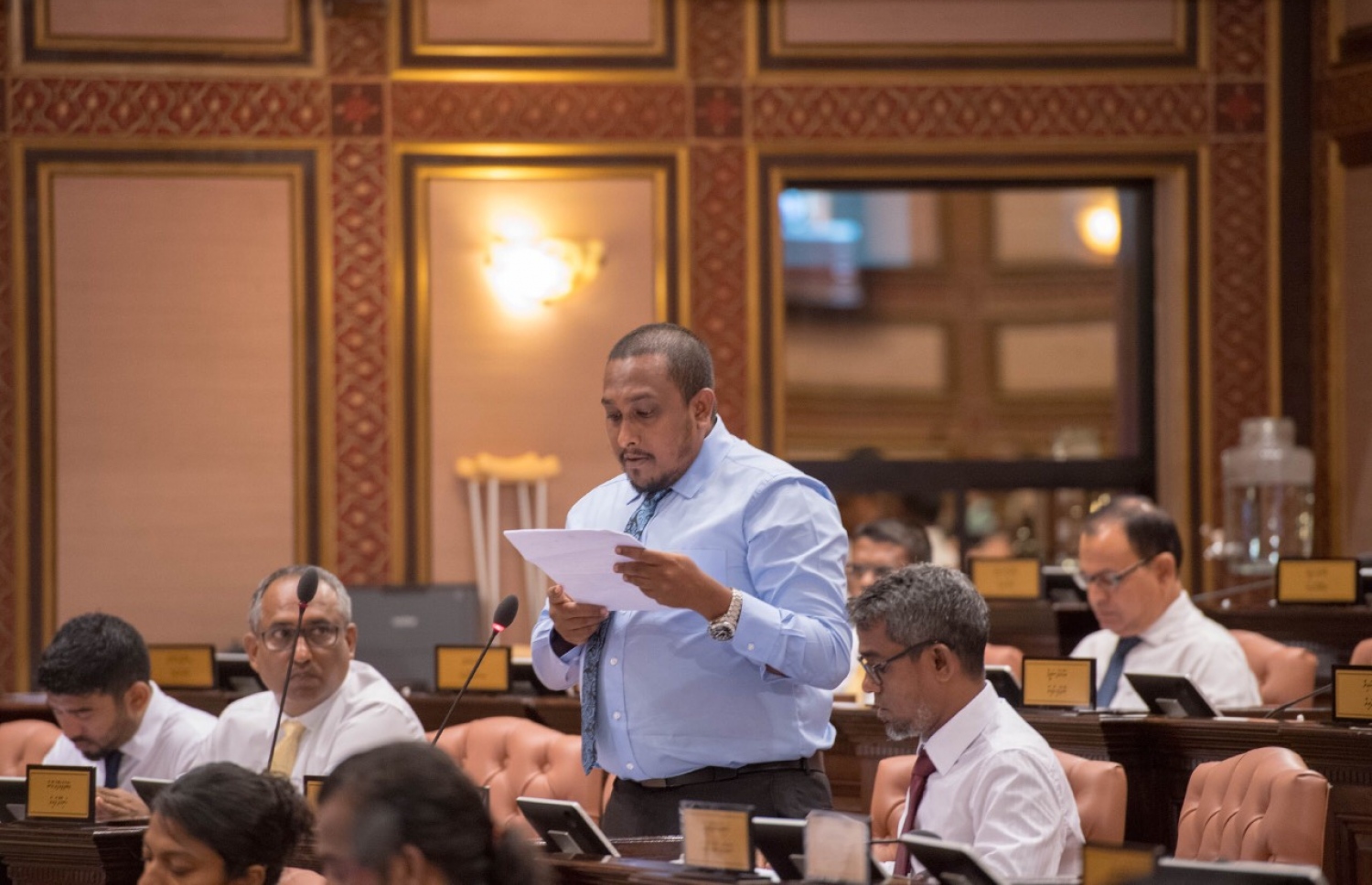 ނޮޅިވަރަމް ދާއިރާގެ އަމިއްލަ މެމްބަރު މުހައްމަދު ނަޝީދު ސުވާލު ކުރައްވަނީ. --- ފޮޓޯ: މަޖިލިސް