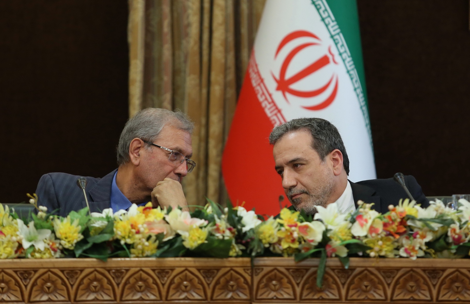 އީރާން ސަރުކާރުގެ ތަރުޖަމާން އަލީ ރަބިއާ އާއި ޚާރިޖީ ވަޒީރުގެ ނައިބް އައްބާސް އަރާގްޗީ ނޫސްވެރިންގެ ބައްދަލުވުމުގައި ވާހަކަ ދައްކަވަނީ. --ފޮޓޯ:އޭއެފްޕީ