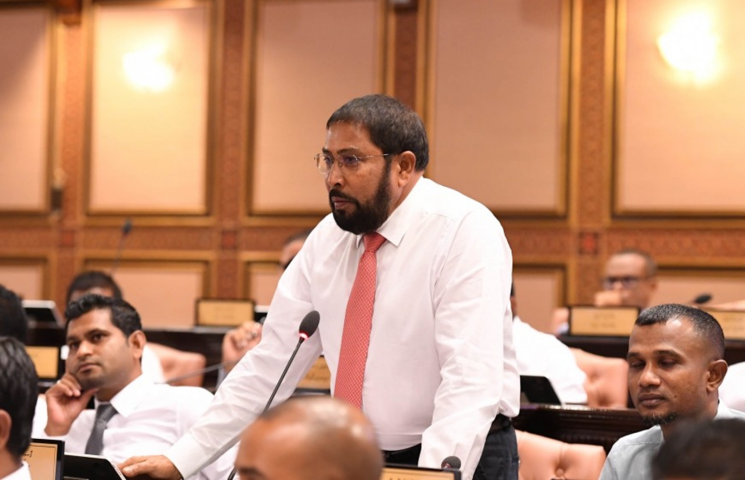 ޖުމްހޫރީ ޕާޓީގެ ލީޑަރު ގާސިމް އިބްރާހިމް: ކޮމިޓީގެ މުގައްރިރު ޝަރީފް ހުދުމުހުތާރު ކަމަށް ވިދާޅުވި --- ފޮޓޯ: މަޖިލިސް