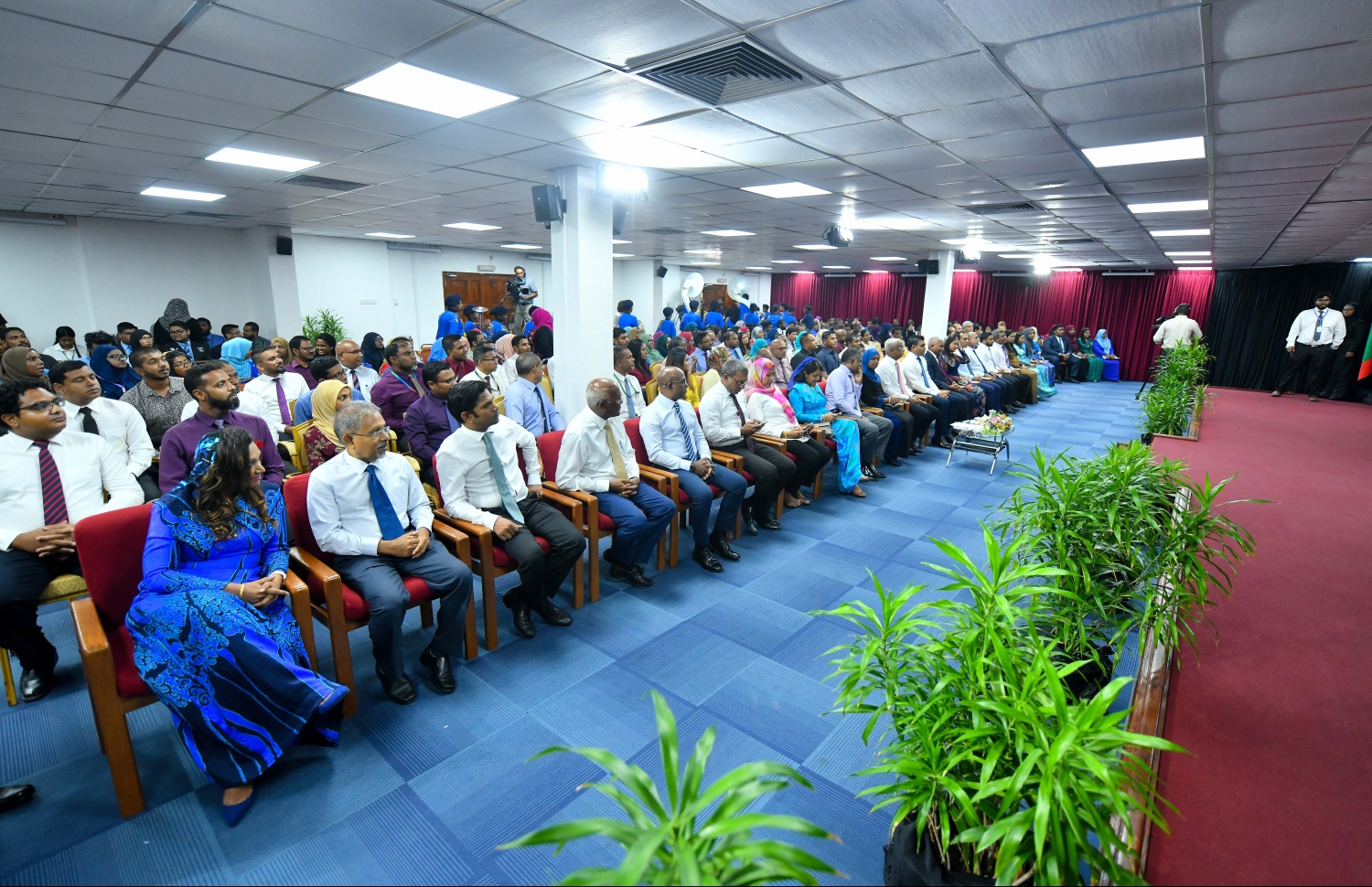 މާލެ: ޖުލައި 8، 2019- ނުކުޅެދުންތެރިކަން ހުންނަ މީހުންނާއި އެ ދާއިރާގައި މަސައްކަތް ކުރާ ފަރާތްތަކުގެ އަގު ވަޒަންކުރުމުގެ ގޮތުން ސަރުކާރުން ދޭ ރިވެލި އެވޯޑް ދިނުމުގެ ހަފްލާގެ ތެރެއިން.---ފޮޓޯ: ހުސައިން ވަހީދު/މިހާރު