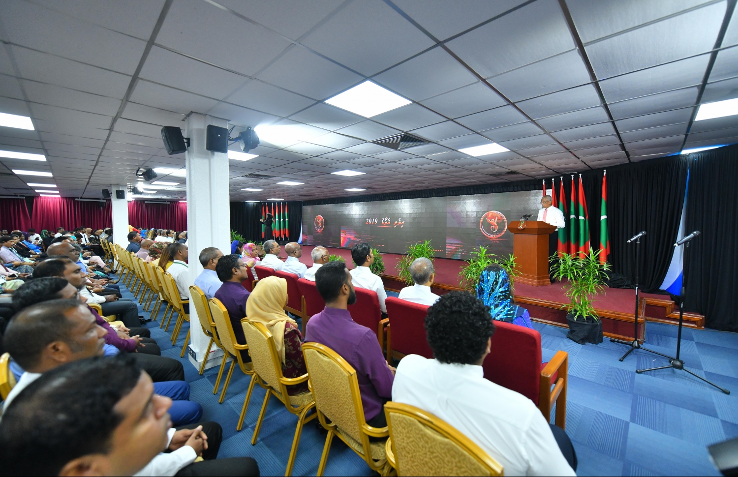 މާލެ: ޖުލައި 8، 2019- ނުކުޅެދުންތެރިކަން ހުންނަ މީހުންނާއި އެ ދާއިރާގައި މަސައްކަތް ކުރާ ފަރާތްތަކުގެ އަގު ވަޒަންކުރުމުގެ ގޮތުން ސަރުކާރުން ދޭ ރިވެލި އެވޯޑް ދިނުމުގެ ހަފްލާގެ ތެރެއިން.---ފޮޓޯ: ހުސައިން ވަހީދު/މިހާރު