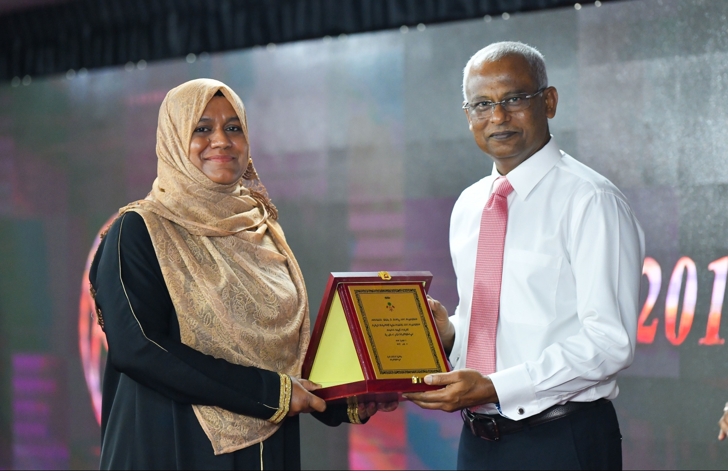 މާލެ: ޖުލައި 8، 2019- ނުކުޅެދުންތެރިކަން ހުންނަ މީހުންނާއި އެ ދާއިރާގައި މަސައްކަތް ކުރާ ފަރާތްތަކުގެ އަގު ވަޒަންކުރުމުގެ ގޮތުން ސަރުކާރުން ދޭ ރިވެލި އެވޯޑް ދިނުމުގެ ހަފްލާގައި ރައީސް އިބްރާހިމް މުހައްމަދު ސޯލިހް، ރިވެލި އެވޯޑު ހާސިލުކުރި ފަރާތަކަށް އެވޯޑު ދެއްވަނީ.---ފޮޓޯ: ހުސައިން ވަހީދު/މިހާރު