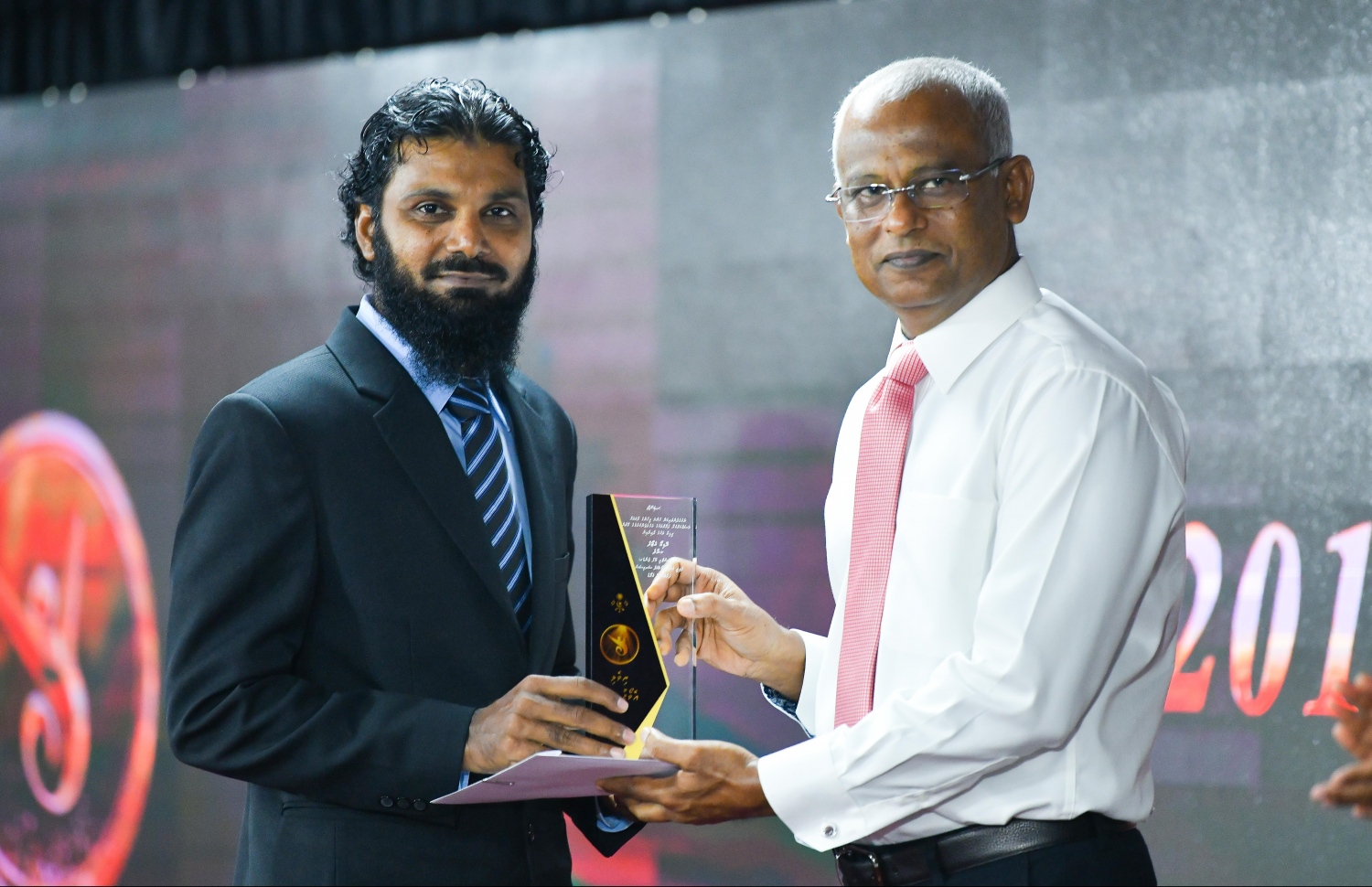 މާލެ: ޖުލައި 8، 2019- ނުކުޅެދުންތެރިކަން ހުންނަ މީހުންނާއި އެ ދާއިރާގައި މަސައްކަތް ކުރާ ފަރާތްތަކުގެ އަގު ވަޒަންކުރުމުގެ ގޮތުން ސަރުކާރުން ދޭ ރިވެލި އެވޯޑް ދިނުމުގެ ހަފްލާގައި ރައީސް އިބްރާހިމް މުހައްމަދު ސޯލިހް، ރިވެލި އެވޯޑު ހާސިލުކުރި ފަރާތަކަށް އެވޯޑު ދެއްވަނީ.---ފޮޓޯ: ހުސައިން ވަހީދު/މިހާރު