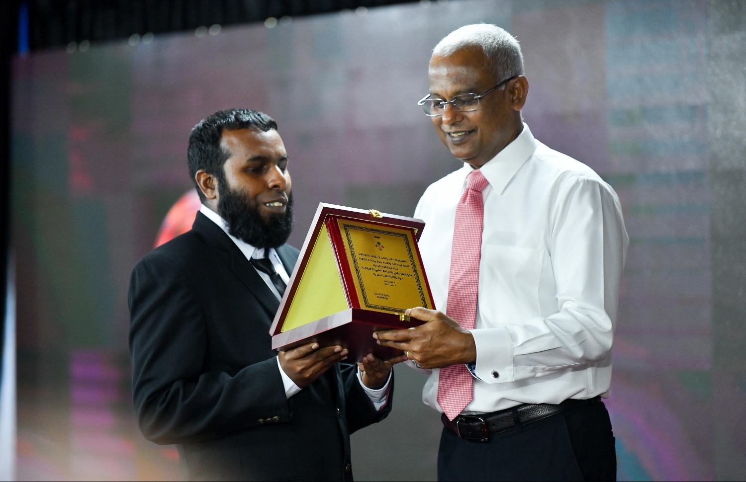 މާލެ: ޖުލައި 8، 2019- ނުކުޅެދުންތެރިކަން ހުންނަ މީހުންނާއި އެ ދާއިރާގައި މަސައްކަތް ކުރާ ފަރާތްތަކުގެ އަގު ވަޒަންކުރުމުގެ ގޮތުން ސަރުކާރުން ދޭ ރިވެލި އެވޯޑް ދިނުމުގެ ހަފްލާގައި ރައީސް އިބްރާހިމް މުހައްމަދު ސޯލިހް، ރިވެލި އެވޯޑު ހާސިލުކުރި ފަރާތަކަށް އެވޯޑު ދެއްވަނީ.---ފޮޓޯ: ހުސައިން ވަހީދު/މިހާރު