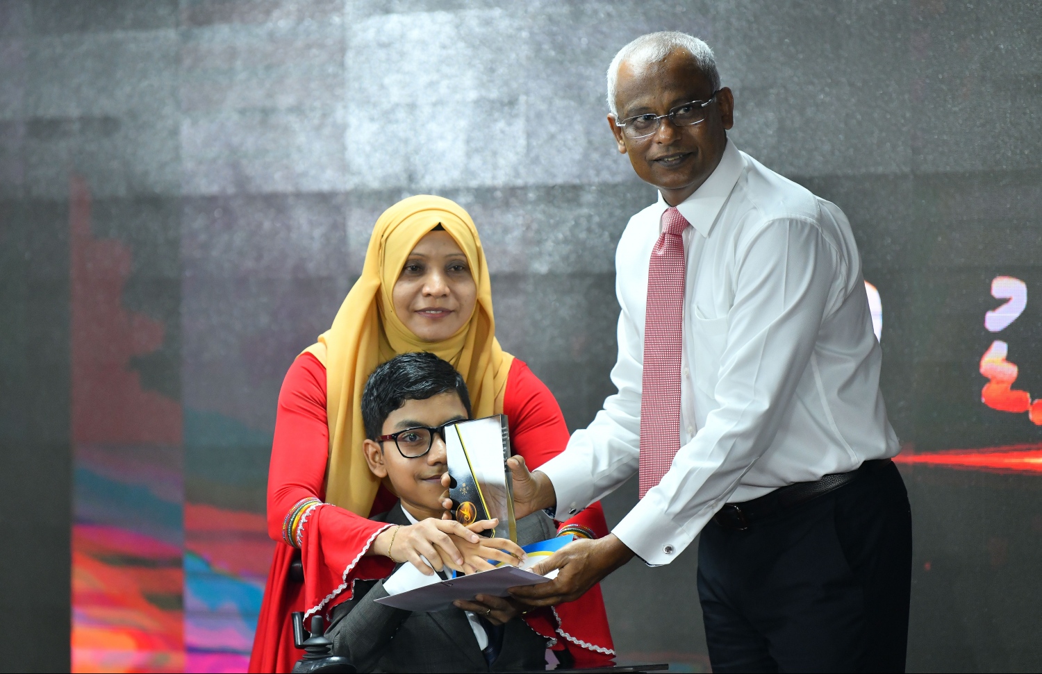 މާލެ: ޖުލައި 8، 2019- ނުކުޅެދުންތެރިކަން ހުންނަ މީހުންނާއި އެ ދާއިރާގައި މަސައްކަތް ކުރާ ފަރާތްތަކުގެ އަގު ވަޒަންކުރުމުގެ ގޮތުން ސަރުކާރުން ދޭ ރިވެލި އެވޯޑް ދިނުމުގެ ހަފްލާގައި ރައީސް އިބްރާހިމް މުހައްމަދު ސޯލިހް، ރިވެލި އެވޯޑު ހާސިލުކުރި ފަރާތަކަށް އެވޯޑު ދެއްވަނީ.---ފޮޓޯ: ހުސައިން ވަހީދު/މިހާރު