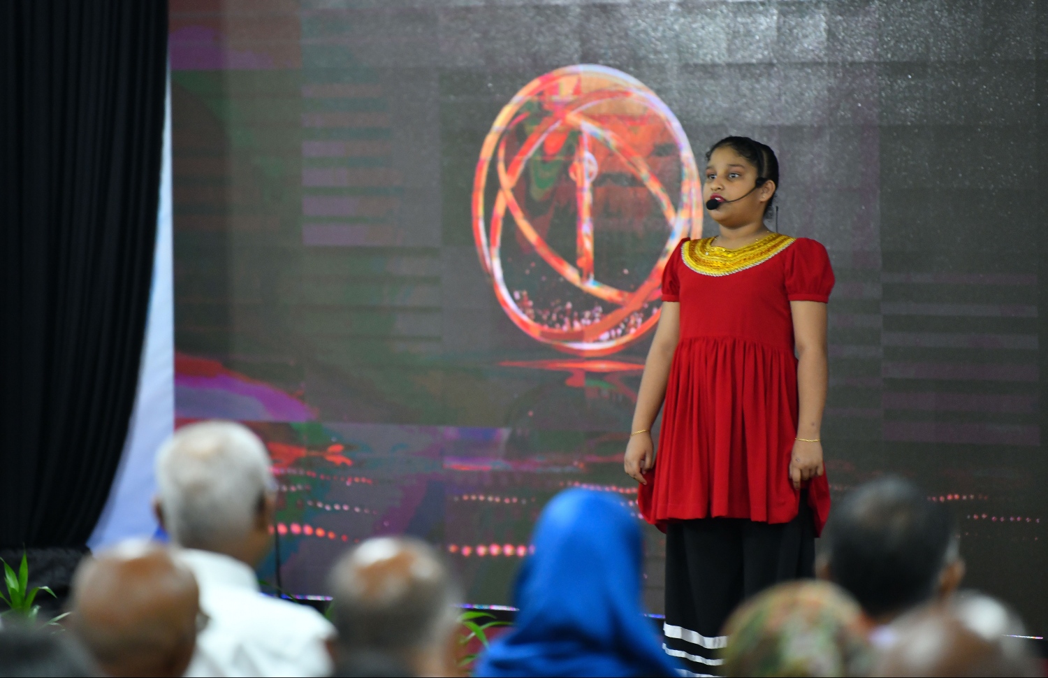 މާލެ: ޖުލައި 8، 2019- ނުކުޅެދުންތެރިކަން ހުންނަ މީހުންނާއި އެ ދާއިރާގައި މަސައްކަތް ކުރާ ފަރާތްތަކުގެ އަގު ވަޒަންކުރުމުގެ ގޮތުން ސަރުކާރުން ދޭ ރިވެލި އެވޯޑް ދިނުމުގެ ހަފްލާގެ ތެރެއިން.---ފޮޓޯ: ހުސައިން ވަހީދު/މިހާރު