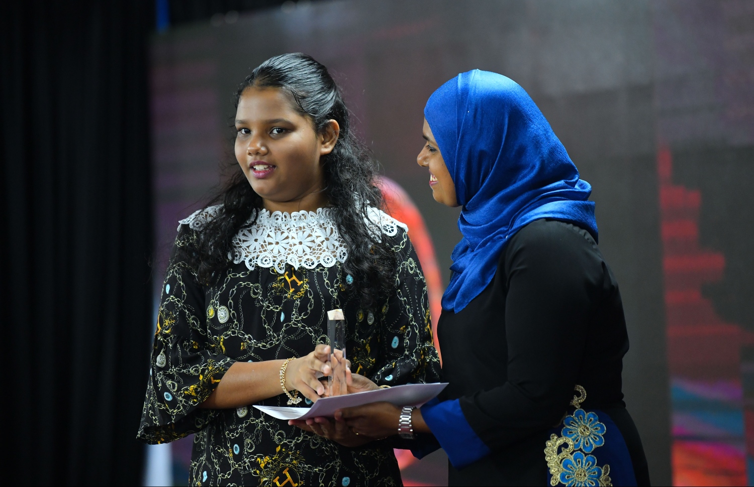 މާލެ: ޖުލައި 8، 2019- ނުކުޅެދުންތެރިކަން ހުންނަ މީހުންނާއި އެ ދާއިރާގައި މަސައްކަތް ކުރާ ފަރާތްތަކުގެ އަގު ވަޒަންކުރުމުގެ ގޮތުން ސަރުކާރުން ދޭ ރިވެލި އެވޯޑް ދިނުމުގެ ހަފްލާގައި ޖެންޑާ މިނިސްޓަރު ޝިދާތާ، ރިވެލި އެވޯޑު ހާސިލުކުރި ފަރާތަކަށް އެވޯޑު ދެއްވަނީ.---ފޮޓޯ: ހުސައިން ވަހީދު/މިހާރު