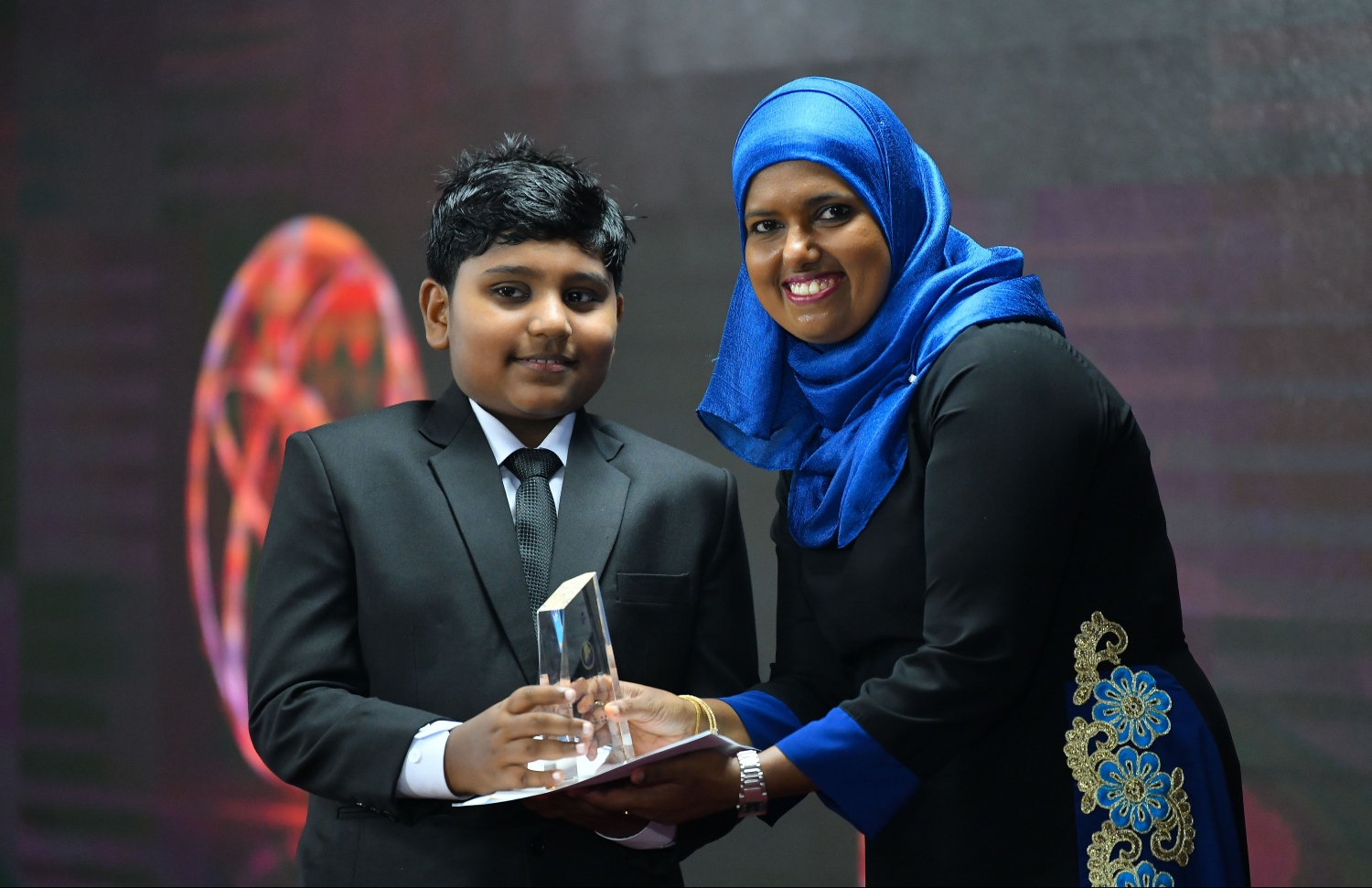 މާލެ: ޖުލައި 8، 2019- ނުކުޅެދުންތެރިކަން ހުންނަ މީހުންނާއި އެ ދާއިރާގައި މަސައްކަތް ކުރާ ފަރާތްތަކުގެ އަގު ވަޒަންކުރުމުގެ ގޮތުން ސަރުކާރުން ދޭ ރިވެލި އެވޯޑް ދިނުމުގެ ހަފްލާގައި ޖެންޑާ މިނިސްޓަރު ޝިދާތާ، ރިވެލި އެވޯޑު ހާސިލުކުރި ފަރާތަކަށް އެވޯޑު ދެއްވަނީ.---ފޮޓޯ: ހުސައިން ވަހީދު/މިހާރު