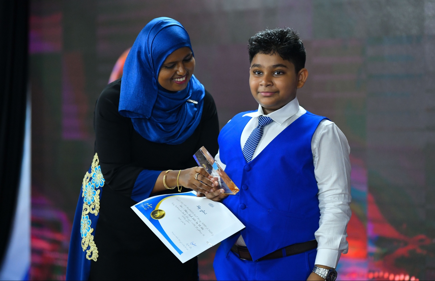 މާލެ: ޖުލައި 8، 2019- ނުކުޅެދުންތެރިކަން ހުންނަ މީހުންނާއި އެ ދާއިރާގައި މަސައްކަތް ކުރާ ފަރާތްތަކުގެ އަގު ވަޒަންކުރުމުގެ ގޮތުން ސަރުކާރުން ދޭ ރިވެލި އެވޯޑް ދިނުމުގެ ހަފްލާގައި ޖެންޑާ މިނިސްޓަރު ޝިދާތާ، ރިވެލި އެވޯޑު ހާސިލުކުރި ފަރާތަކަށް އެވޯޑު ދެއްވަނީ.---ފޮޓޯ: ހުސައިން ވަހީދު/މިހާރު