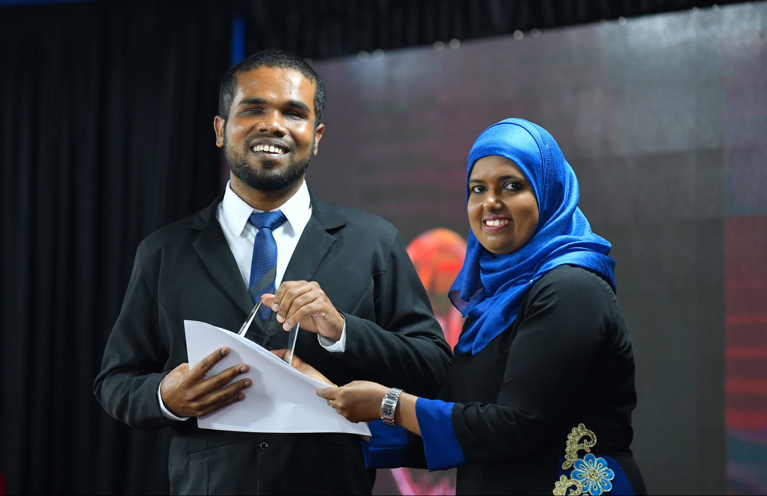 މާލެ: ޖުލައި 8، 2019- ނުކުޅެދުންތެރިކަން ހުންނަ މީހުންނާއި އެ ދާއިރާގައި މަސައްކަތް ކުރާ ފަރާތްތަކުގެ އަގު ވަޒަންކުރުމުގެ ގޮތުން ސަރުކާރުން ދޭ ރިވެލި އެވޯޑް ދިނުމުގެ ހަފްލާގައި ޖެންޑާ މިނިސްޓަރު ޝިދާތާ، ރިވެލި އެވޯޑު ހާސިލުކުރި ފަރާތަކަށް އެވޯޑު ދެއްވަނީ.---ފޮޓޯ: ހުސައިން ވަހީދު/މިހާރު