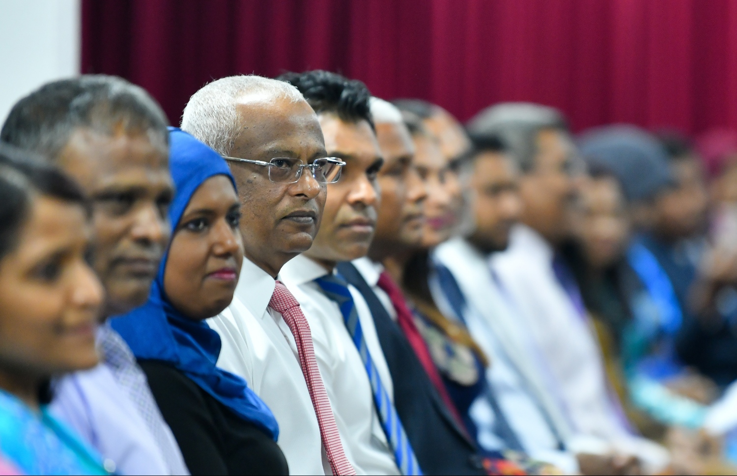 މާލެ: ޖުލައި 8، 2019- ނުކުޅެދުންތެރިކަން ހުންނަ މީހުންނާއި އެ ދާއިރާގައި މަސައްކަތް ކުރާ ފަރާތްތަކުގެ އަގު ވަޒަންކުރުމުގެ ގޮތުން ސަރުކާރުން ދޭ ރިވެލި އެވޯޑް ދިނުމުގެ ހަފްލާގައި ރައީސް އިބްރާހިމް މުހައްމަދު ސޯލިހް އަދި ކެބިނެޓުގެ ބައެއް ވަޒީރުން ބައިވެރިވެވަޑައިގަންނަވަނީ.---ފޮޓޯ: ހުސައިން ވަހީދު/މިހާރު