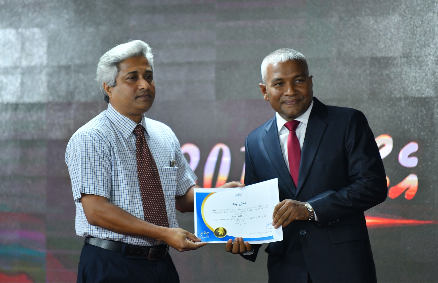 މާލެ: ޖުލައި 8، 2019- ނުކުޅެދުންތެރިކަން ހުންނަ މީހުންނާއި އެ ދާއިރާގައި މަސައްކަތް ކުރާ ފަރާތްތަކުގެ އަގު ވަޒަންކުރުމުގެ ގޮތުން ސަރުކާރުން ދޭ ރިވެލި އެވޯޑް ދިނުމުގެ ހަފްލާގެ ތެރެއިން.---ފޮޓޯ: ހުސައިން ވަހީދު/މިހާރު