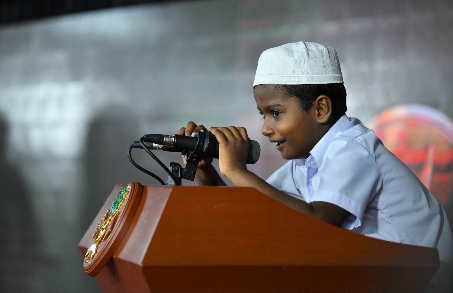 މާލެ: ޖުލައި 8، 2019- ނުކުޅެދުންތެރިކަން ހުންނަ މީހުންނާއި އެ ދާއިރާގައި މަސައްކަތް ކުރާ ފަރާތްތަކުގެ އަގު ވަޒަންކުރުމުގެ ގޮތުން ސަރުކާރުން ދޭ ރިވެލި އެވޯޑް ދިނުމުގެ ހަފްލާ ފެށުމުގެ ގޮތުން، އުމުރުން 5 އަހަރުގައި ޤުރުއާން ހިތުދަސްކުރި އޯޓިސްޓިކް ކުއްޖެއް ކަމަށްވާ އަޝްހަމް ޤުރުއާން ކިޔަވަނީ.---ފޮޓޯ: ހުސައިން ވަހީދު/މިހާރު