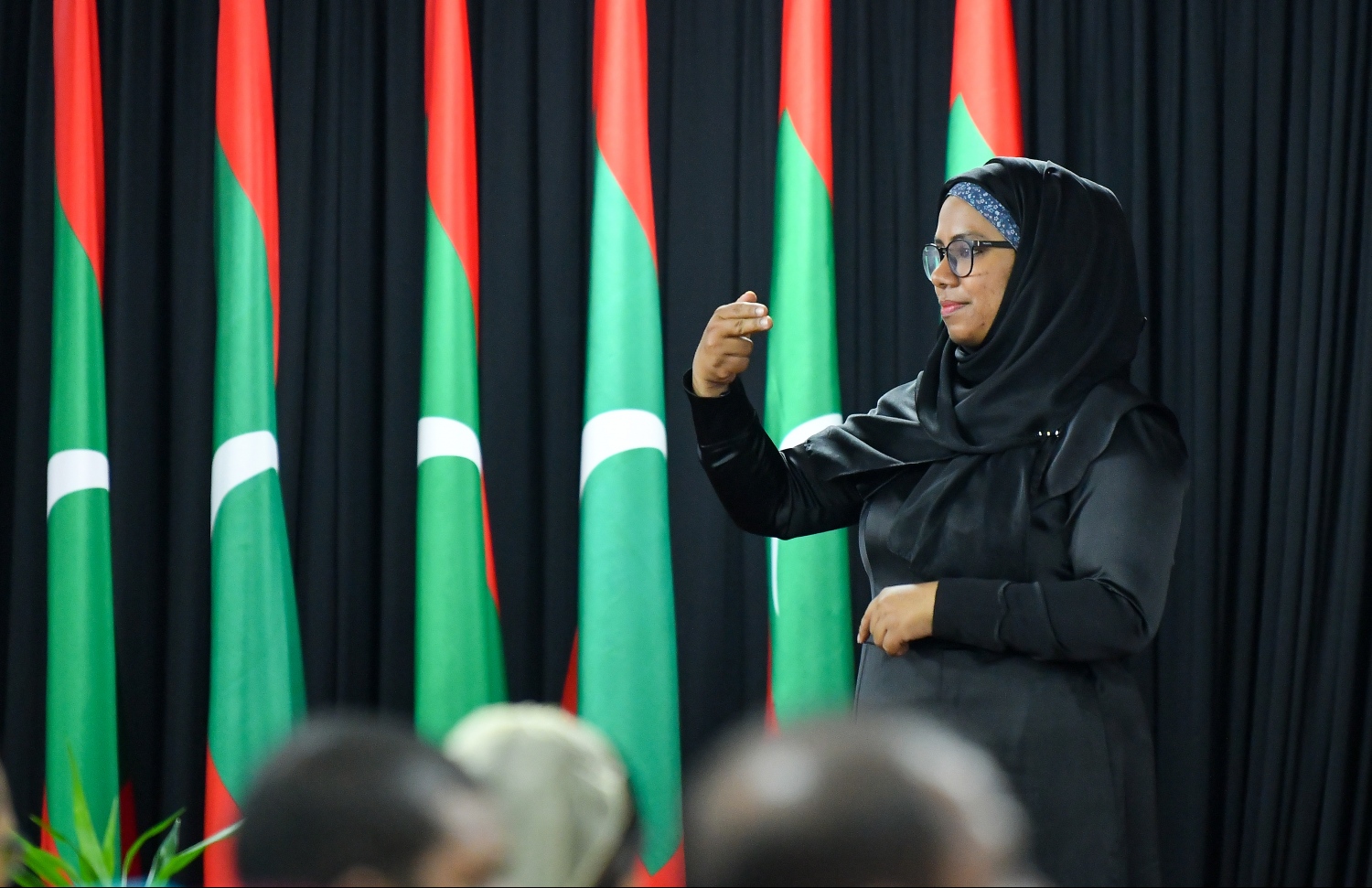 މާލެ: ޖުލައި 8، 2019- ނުކުޅެދުންތެރިކަން ހުންނަ މީހުންނާއި އެ ދާއިރާގައި މަސައްކަތް ކުރާ ފަރާތްތަކުގެ އަގު ވަޒަންކުރުމުގެ ގޮތުން ސަރުކާރުން ދޭ ރިވެލި އެވޯޑް ދިނުމުގެ ހަފްލާގެ ތެރެއިން.---ފޮޓޯ: ހުސައިން ވަހީދު/މިހާރު