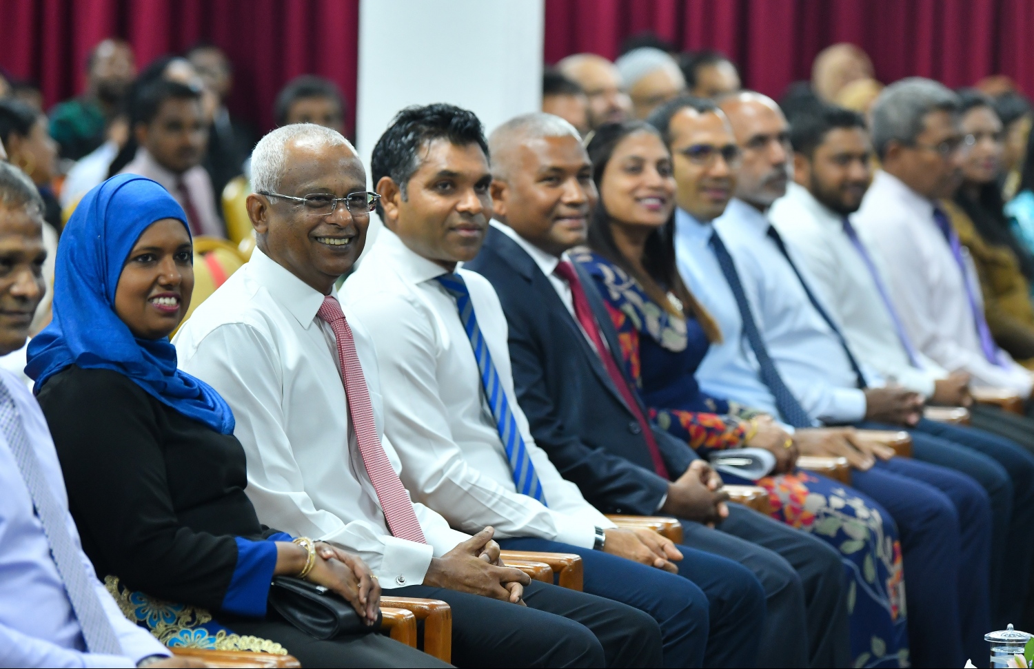 މާލެ: ޖުލައި 8، 2019- ނުކުޅެދުންތެރިކަން ހުންނަ މީހުންނާއި އެ ދާއިރާގައި މަސައްކަތް ކުރާ ފަރާތްތަކުގެ އަގު ވަޒަންކުރުމުގެ ގޮތުން ސަރުކާރުން ދޭ ރިވެލި އެވޯޑް ދިނުމުގެ ހަފްލާގައި ރައީސް އިބްރާހިމް މުހައްމަދު ސޯލިހް އަދި ކެބިނެޓުގެ ބައެއް ވަޒީރުން ބައިވެރިވެވަޑައިގަންނަވަނީ.---ފޮޓޯ: ހުސައިން ވަހީދު/މިހާރު