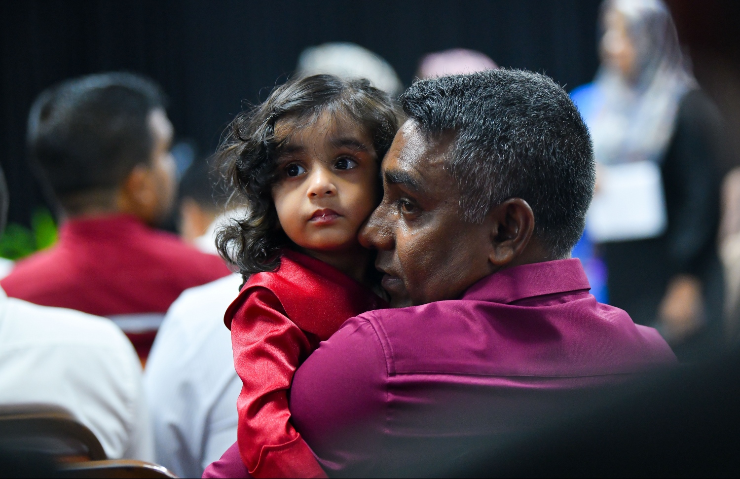 މާލެ: ޖުލައި 8، 2019- ނުކުޅެދުންތެރިކަން ހުންނަ މީހުންނާއި އެ ދާއިރާގައި މަސައްކަތް ކުރާ ފަރާތްތަކުގެ އަގު ވަޒަންކުރުމުގެ ގޮތުން ސަރުކާރުން ދޭ ރިވެލި އެވޯޑް ދިނުމުގެ ހަފްލާގެ ތެރެއިން.---ފޮޓޯ: ހުސައިން ވަހީދު/މިހާރު