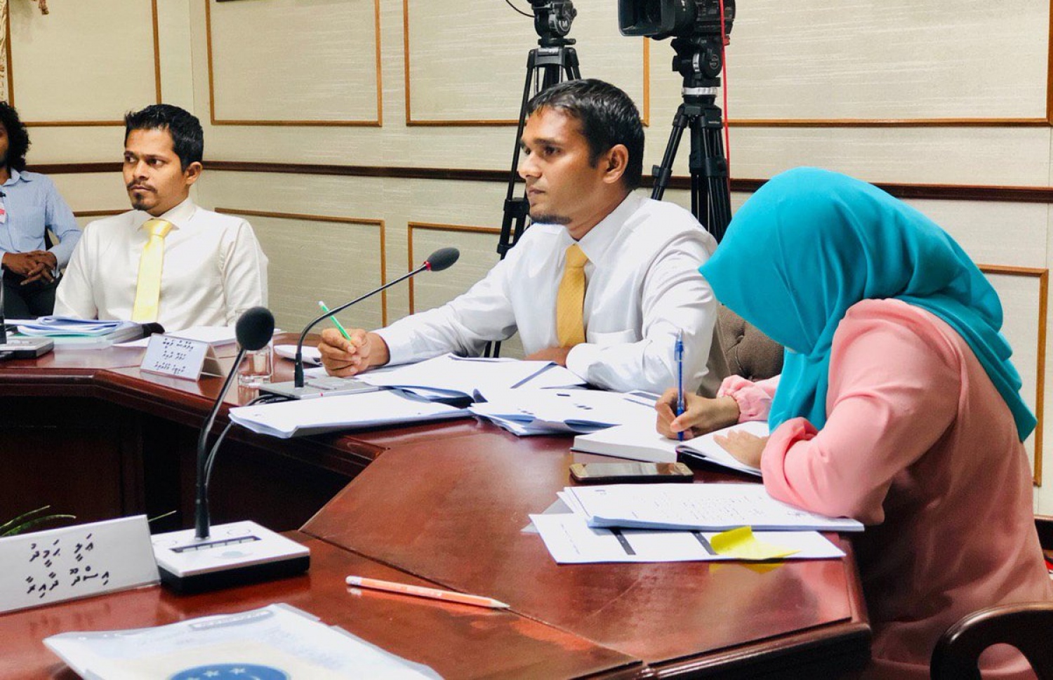 ރައްޔިތުންގެ މަޖިލީހުގެ ސްޓޭޓް އޯންޑް އެންޓަޕްރައިސަސް ކޮމިޓީގެ މެންބަރުން، ހައުސިން ޑެވެލޮޕްމަންޓް ކޯޕަރޭޝަންގެ ބޭފުޅުންނާ ބައްދަލުކުރައްވަނީ. - ފޮޓޯ: މަޖިލިސް