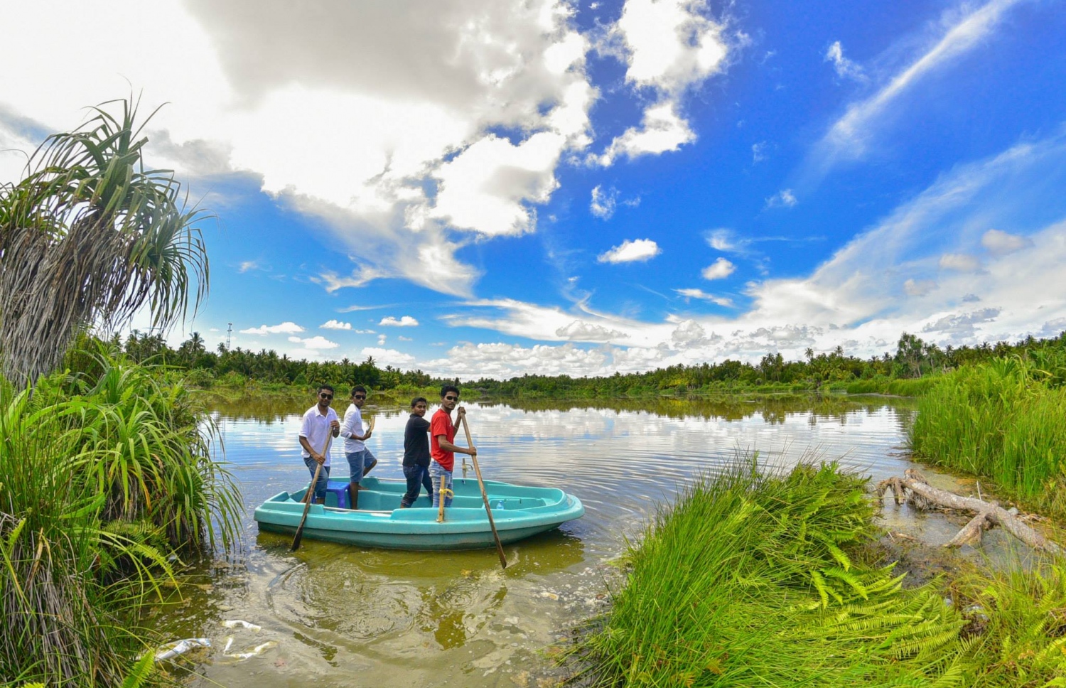 ބަންޑާރަކިޅީގައި ބަޔަކު ޑިންގީއެއް ދުއްވަނީ: އެތަނާ އިންވެގެން އޮންނަ ކޮޑަކިޅިއަކީ ވެސް މަގުބޫލު ތަނެއް-- ފޮޓޯ: އަސަދު ފޮޓޯގުރަފީ