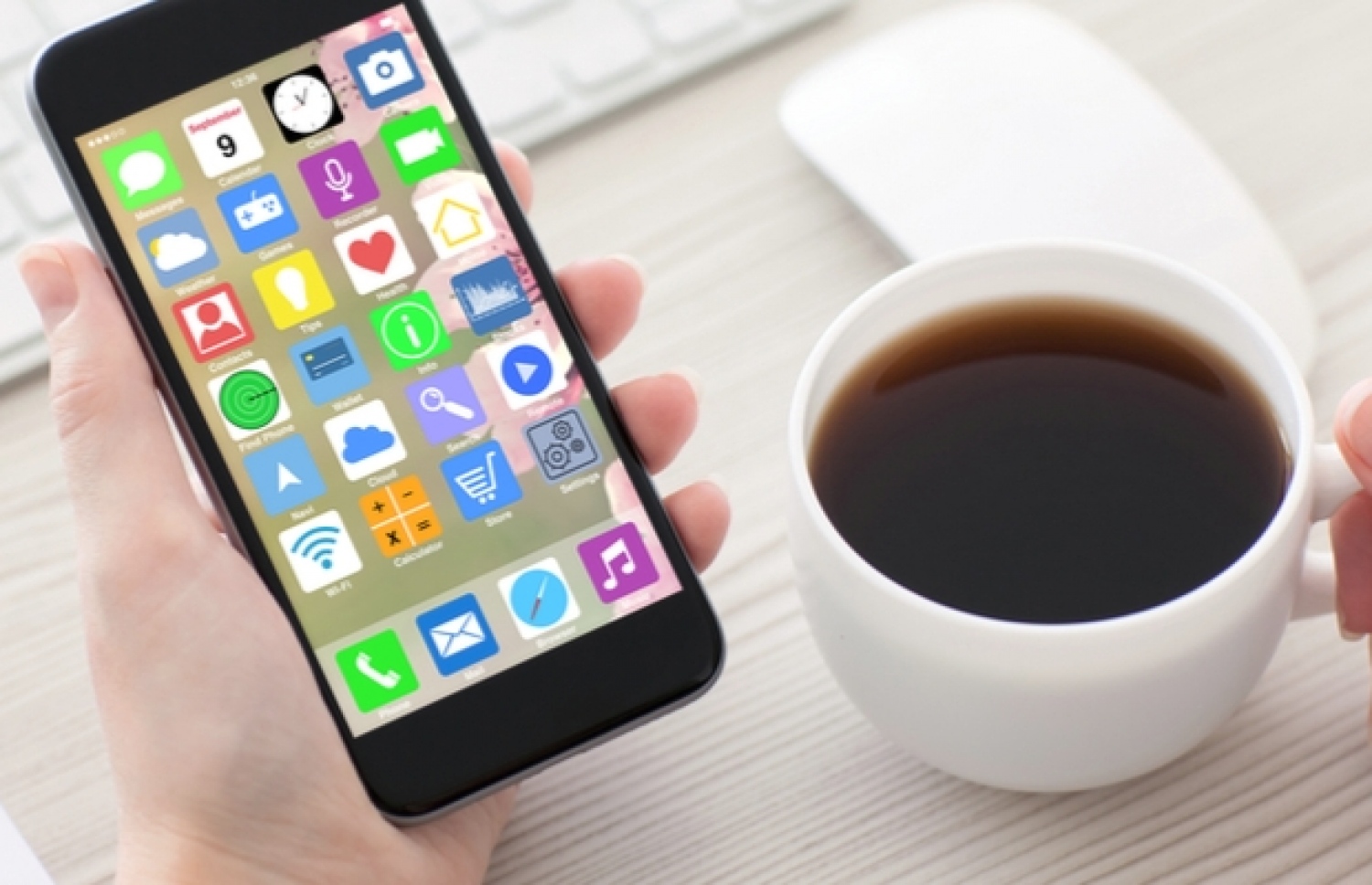 ފޯނެއްގައި ހުރި އެޕްތަކެއް މީހަކު ބަލަނީ.