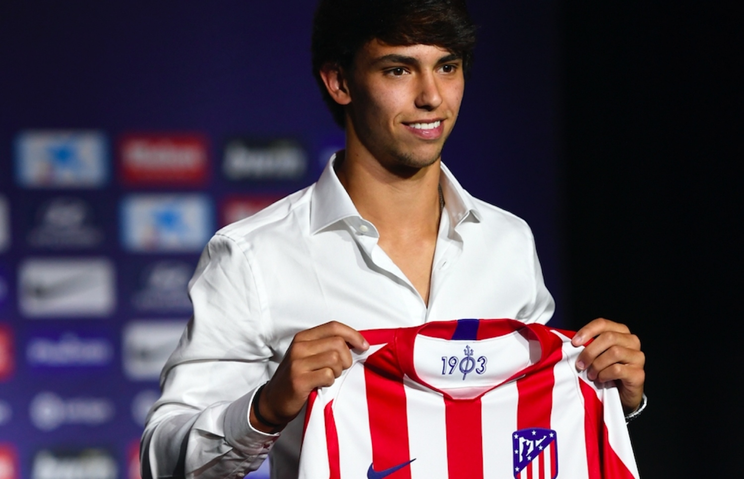 ޔާއޯ ފެލިކްސް އެތުލެޓިކޯގެ ޖޯޒީ ދައްކާލަނީ.-- ފޮޓޯ: އޭއެފްޕީ