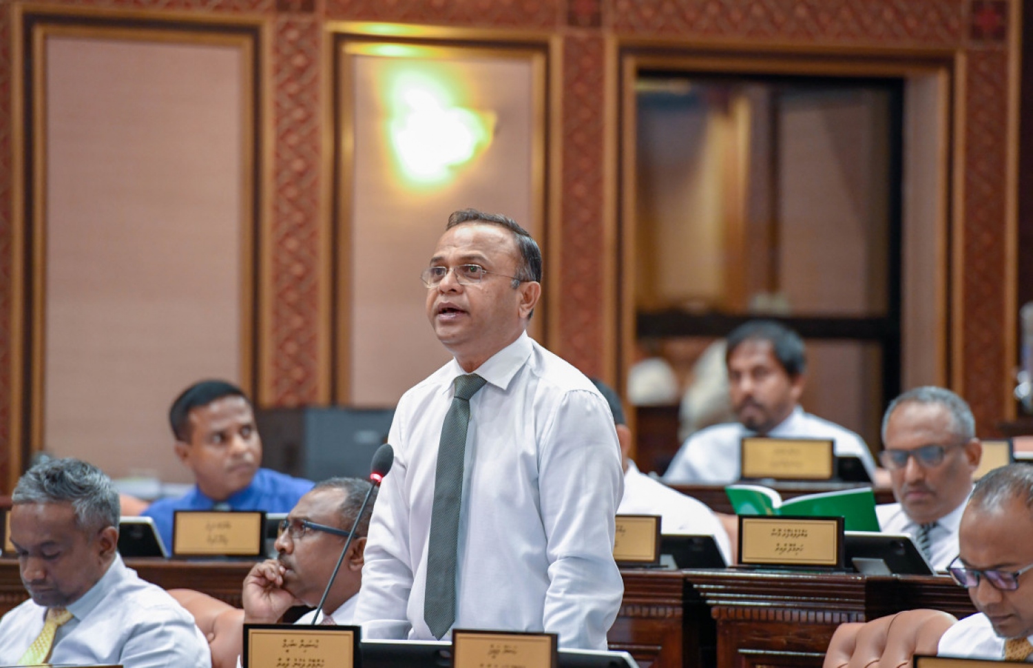 ހެންވޭރު ދެކުނު ދާއިރާގެ މެމްބަރު ހުސެއިން ޝަމީމް (އަނދުން ހުސެއިން) މަޖިލިހުގައި ވާހަކަ ދައްކަވަނީ. --- ފޮޓޯ: މަޖިލިސް