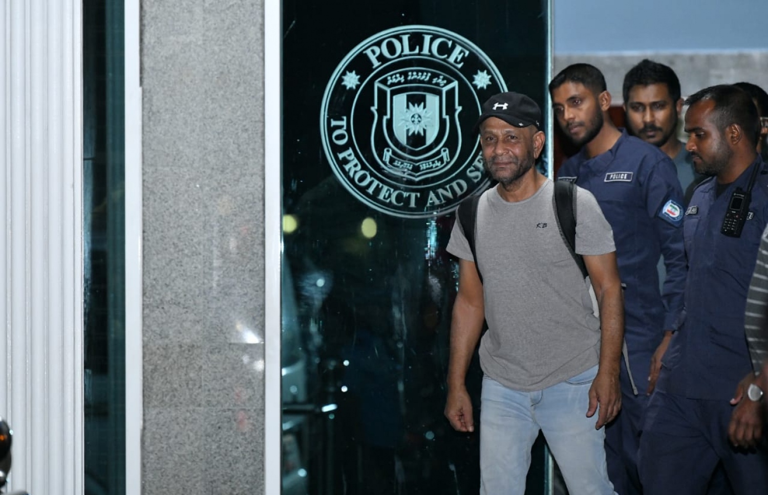 ލުތުފީ، 2019 ވަނަ އަހަރު ރާއްޖެ ގެނެސް ފުލުހުންގެ އިދާރާ އަށް ހާޒިރުކުރުމަށް ފަހު ޖަލަށް ގެންދިއުމަށްޓަކައި އޭނާ ނެރެނީ.---ފައިލް ފޮޓޯ: މިހާރު